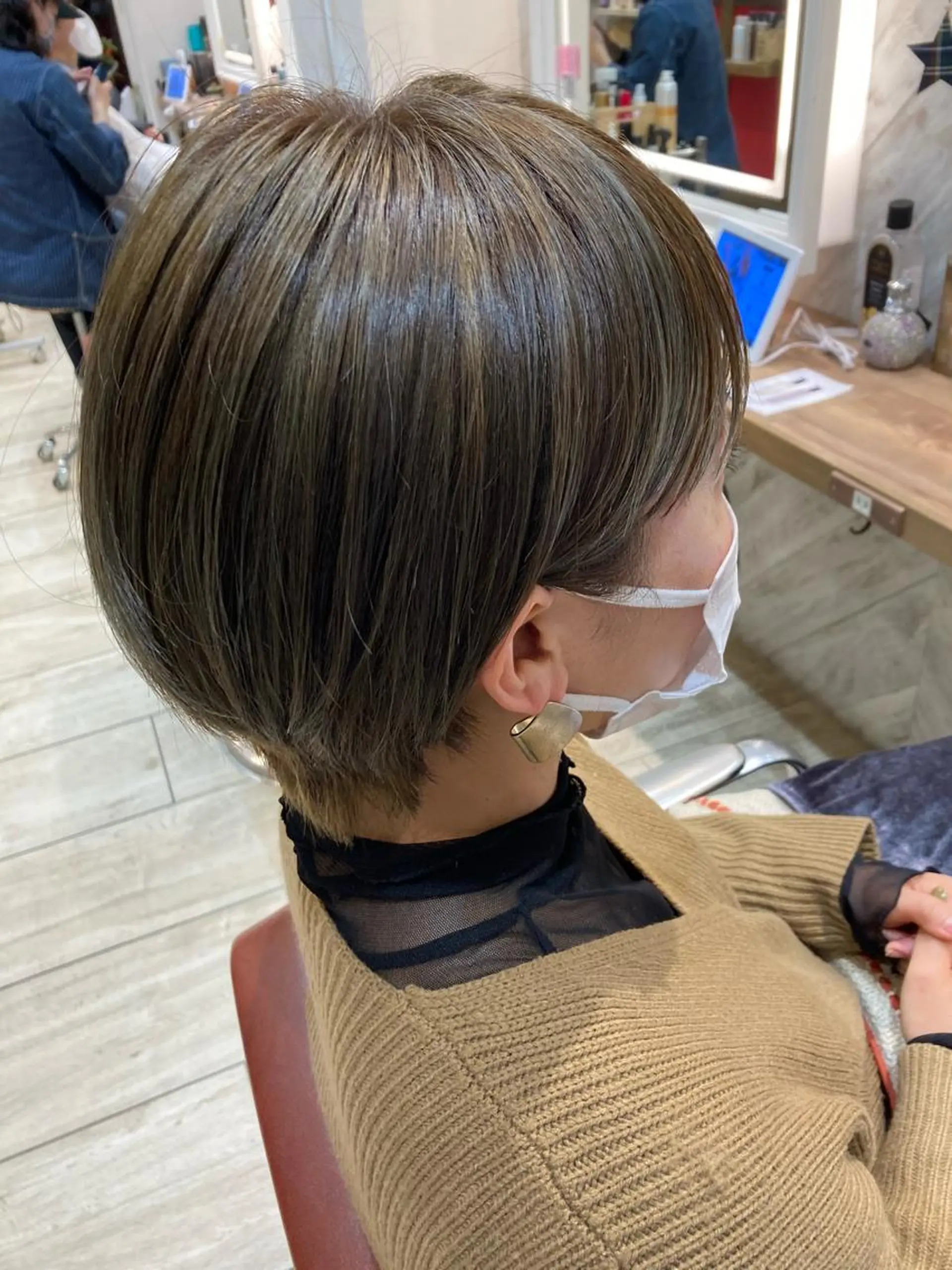 ショート 白髪ぼかしハイライト ヘアアレンジのヘアスタイル