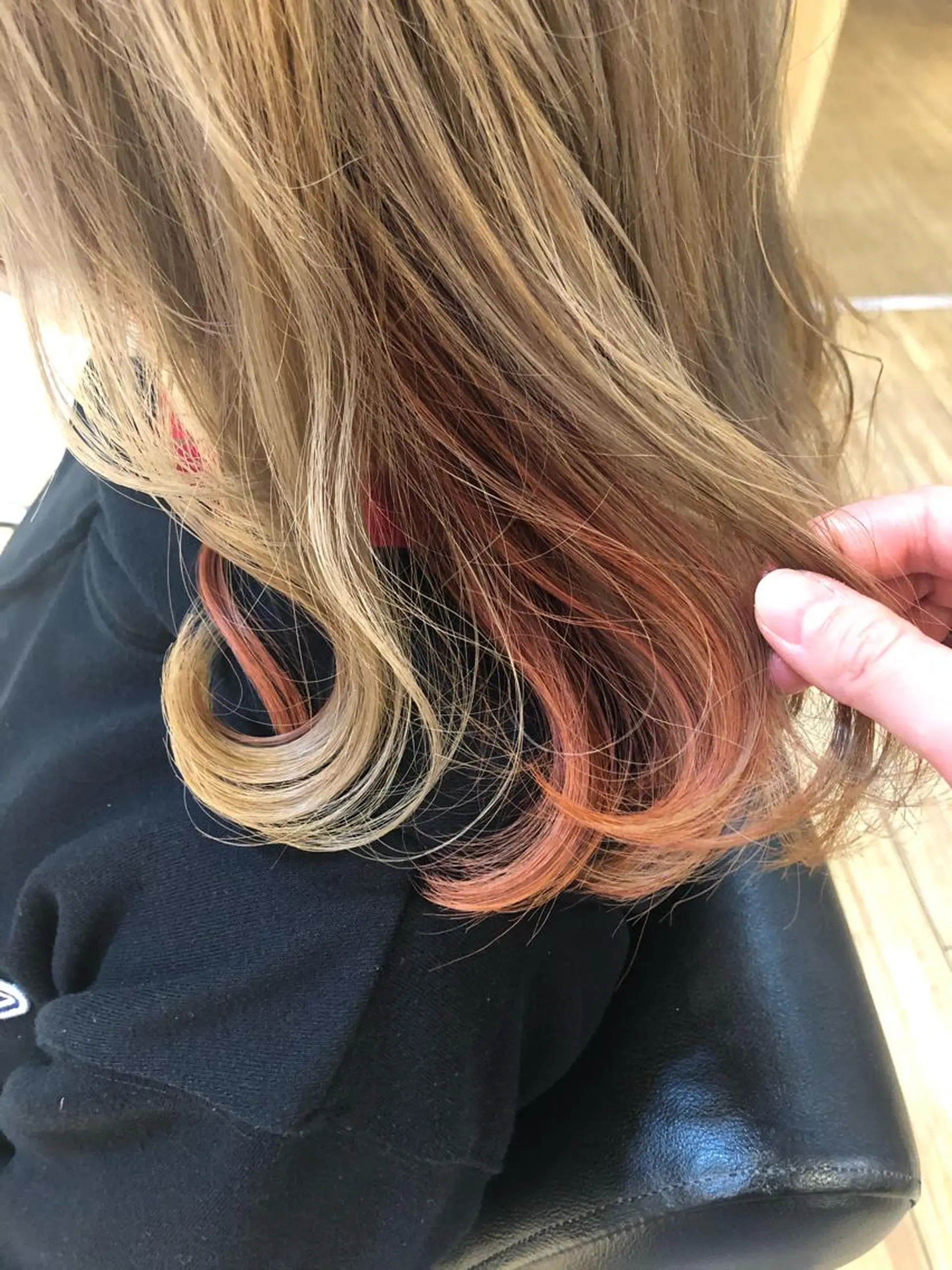 ミディアム カラー ブリーチ インナーカラー カット ヘアカラー uni（ウニ）所属・西村 有紗のヘアスタイル