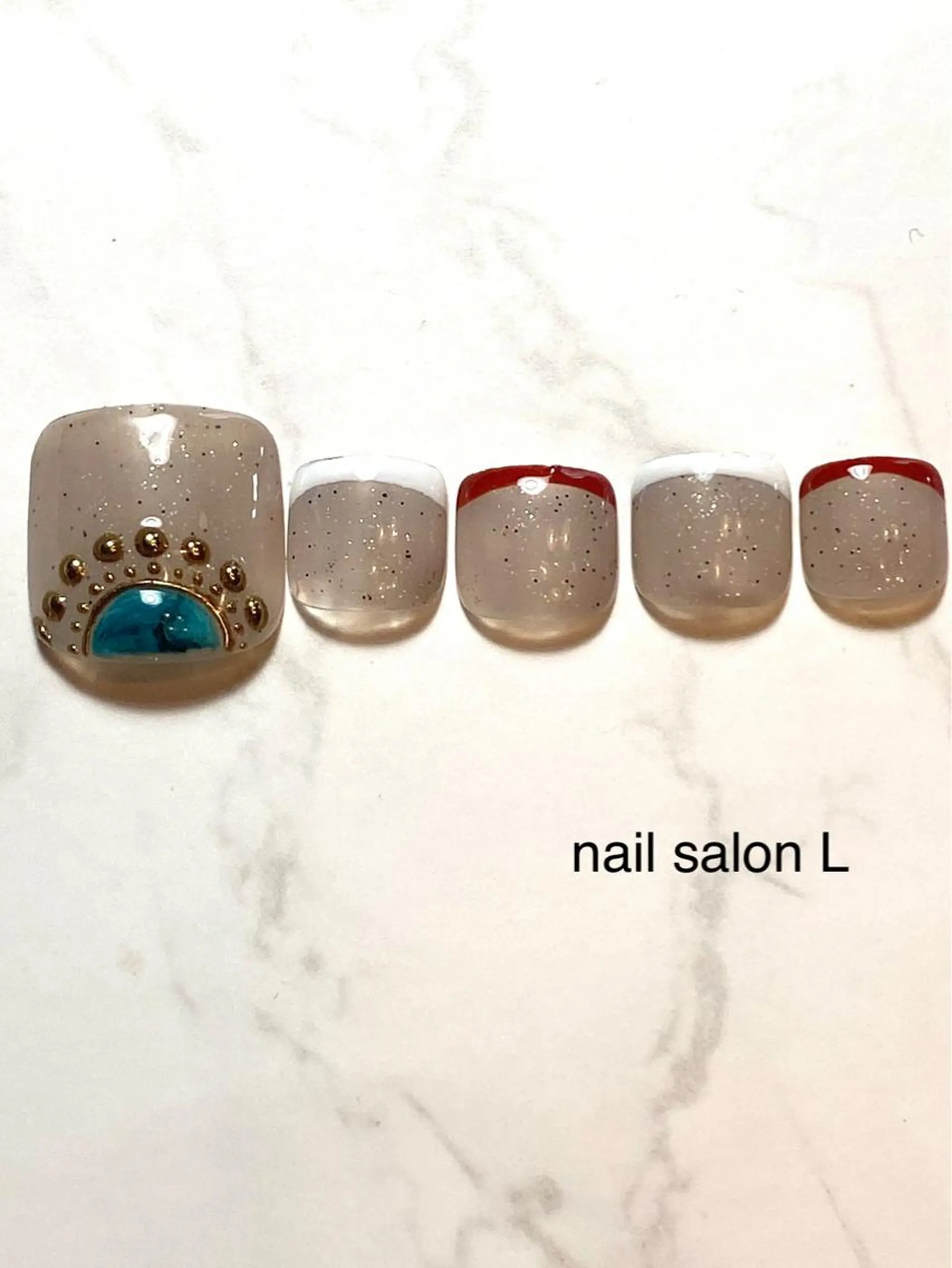 ネイル アートネイル フットネイル ゴールド フットネイル 吉川市 ネイルサロンLのネイルデザイン