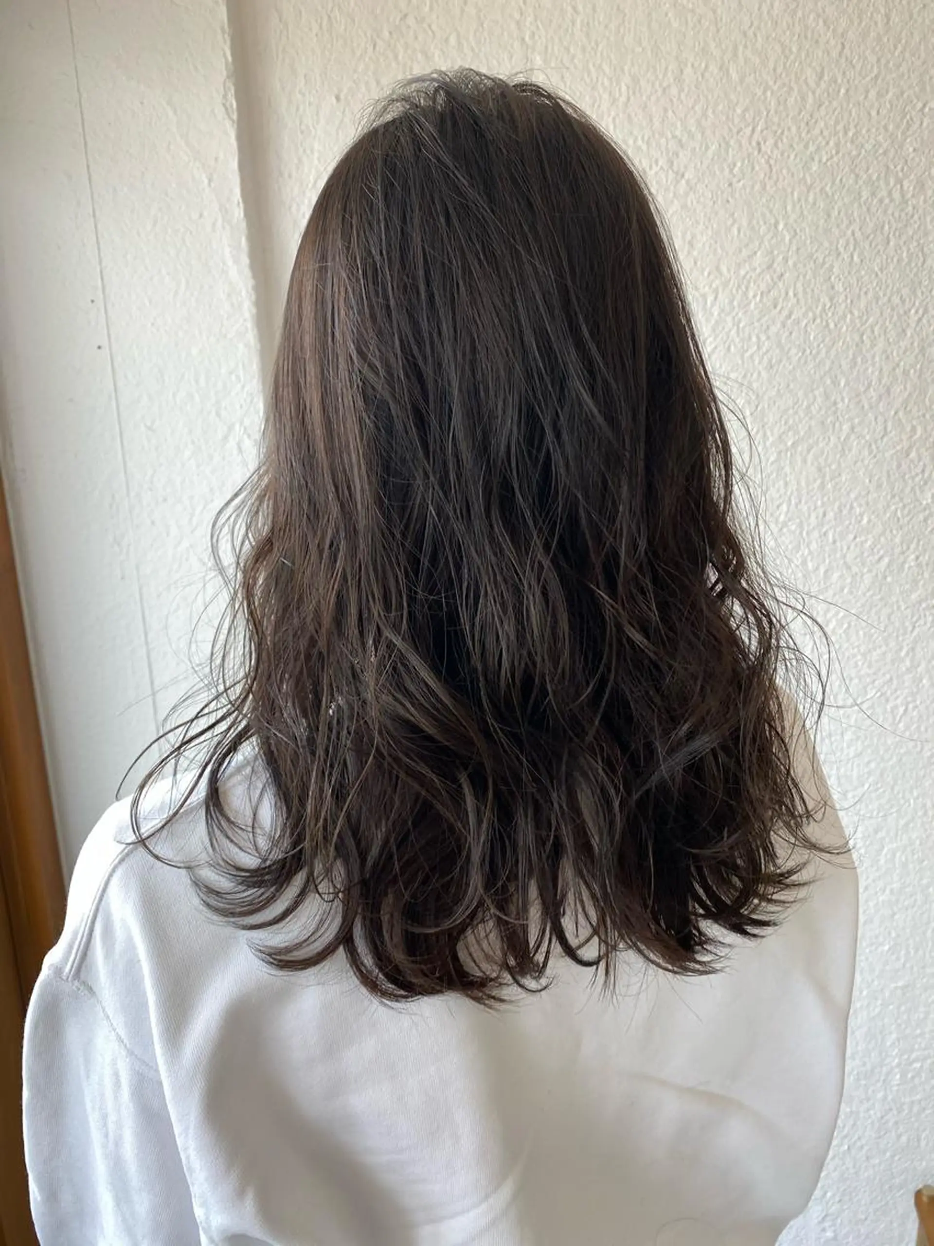 セミロング カラー アッシュ オリーブアッシュ カット ヘアカラー 入江 志穂のヘアスタイル