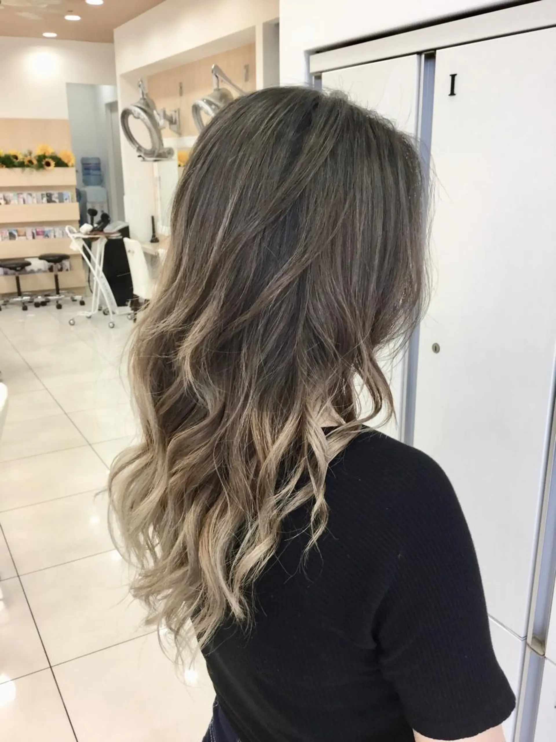 ロング カラー アッシュ バレイヤージュ 黒髪 ブリーチ グラデーションカラー Ash 山田 勇太のヘアスタイル