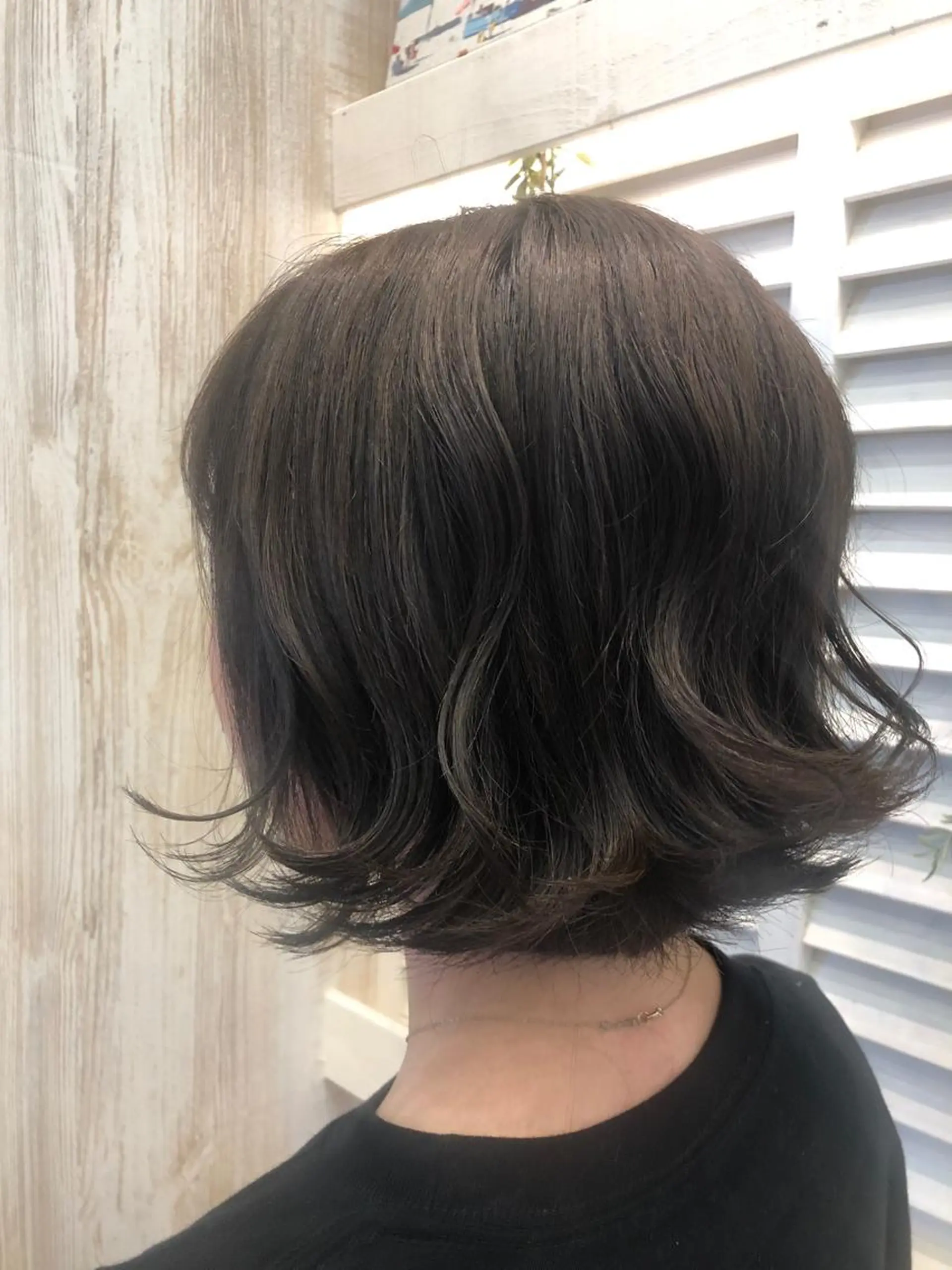 ミディアム アッシュ ボブ レイヤーカット 外ハネヘア NicoRE. 大人女子×髪質改善のヘアスタイル