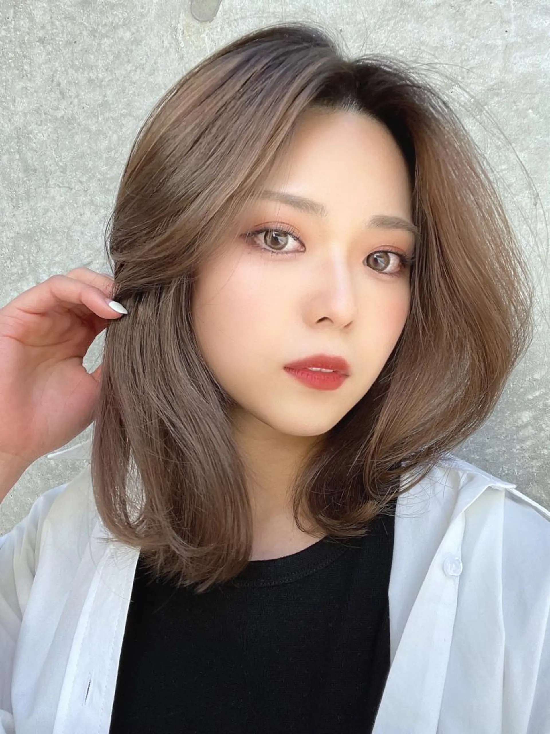 ミディアム くびれヘア 顔まわりレイヤー かきあげバング ヨシンモリ 韓国風ヘア カット ヘアカラー トリートメント ボブパーマ ウルフパーマのヘアスタイル