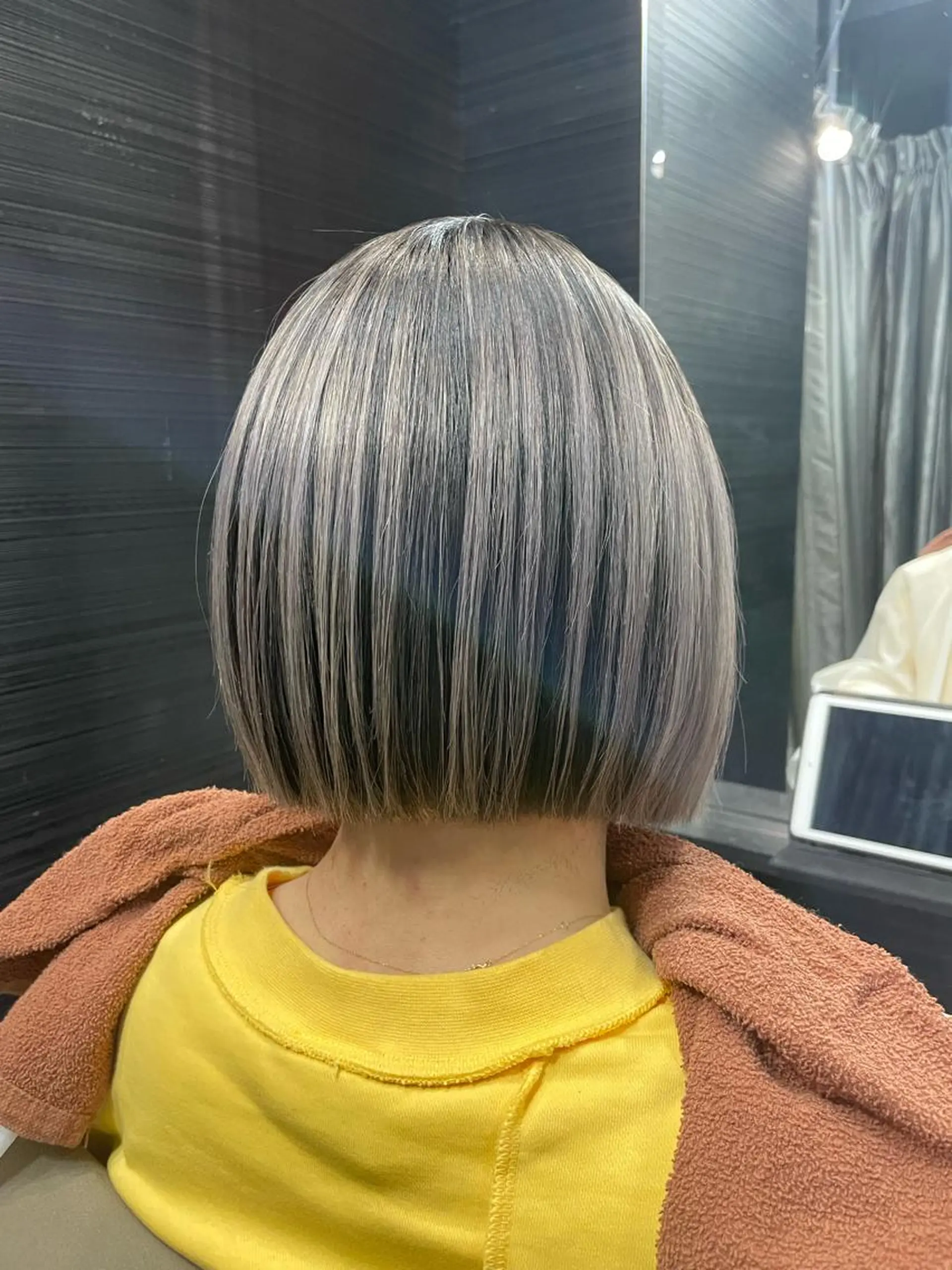 ショート カラー 切りっぱなしボブ ブリーチ グレージュ ボブ VERONIQUE所属・山本 雅由のヘアスタイル