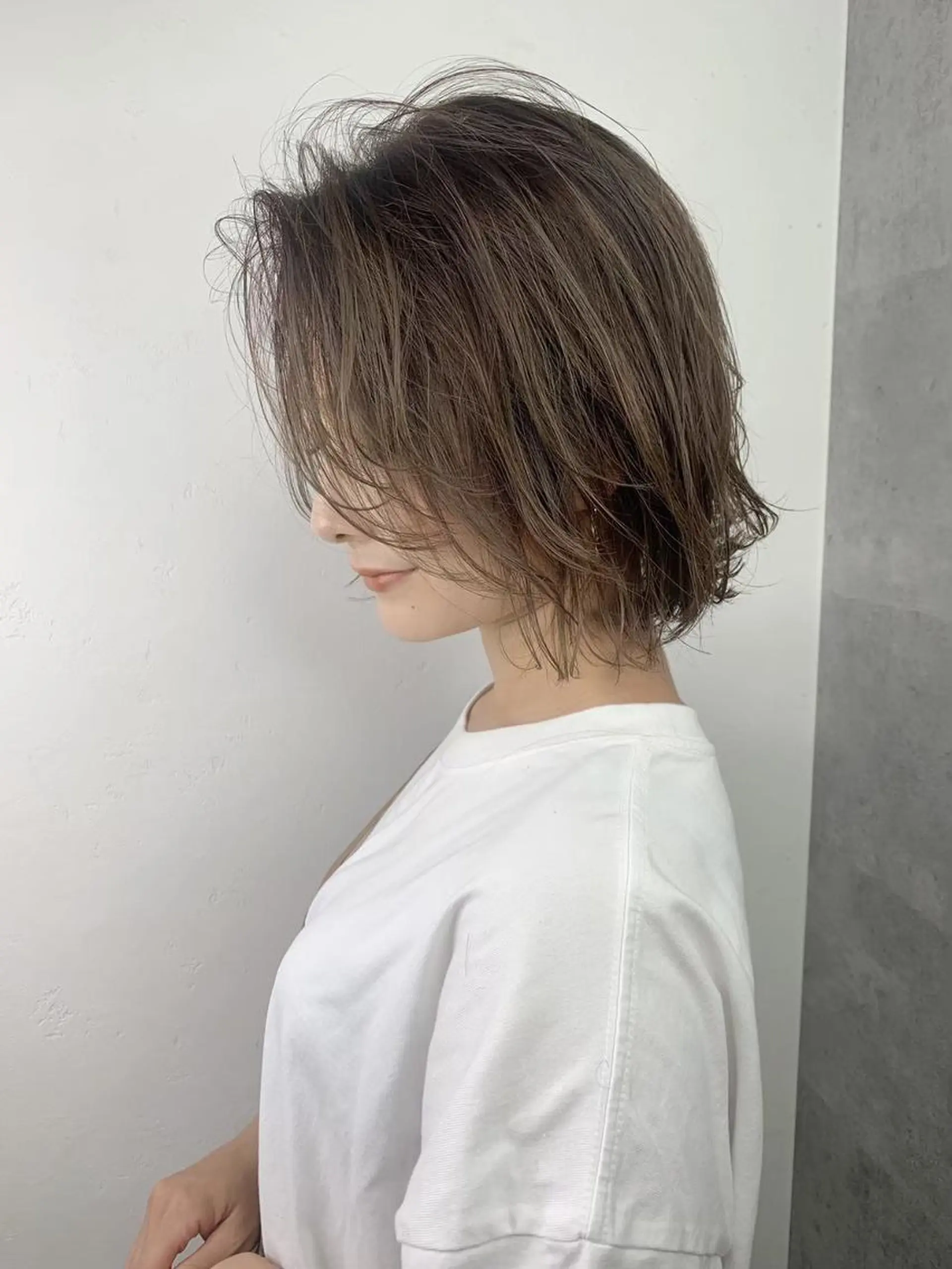 ミディアム ボブ 斜めバング 外国人風カラー 伸ばしかけ ハイライト ＿WHITE鳳店 アンダーバーホワイトのヘアスタイル
