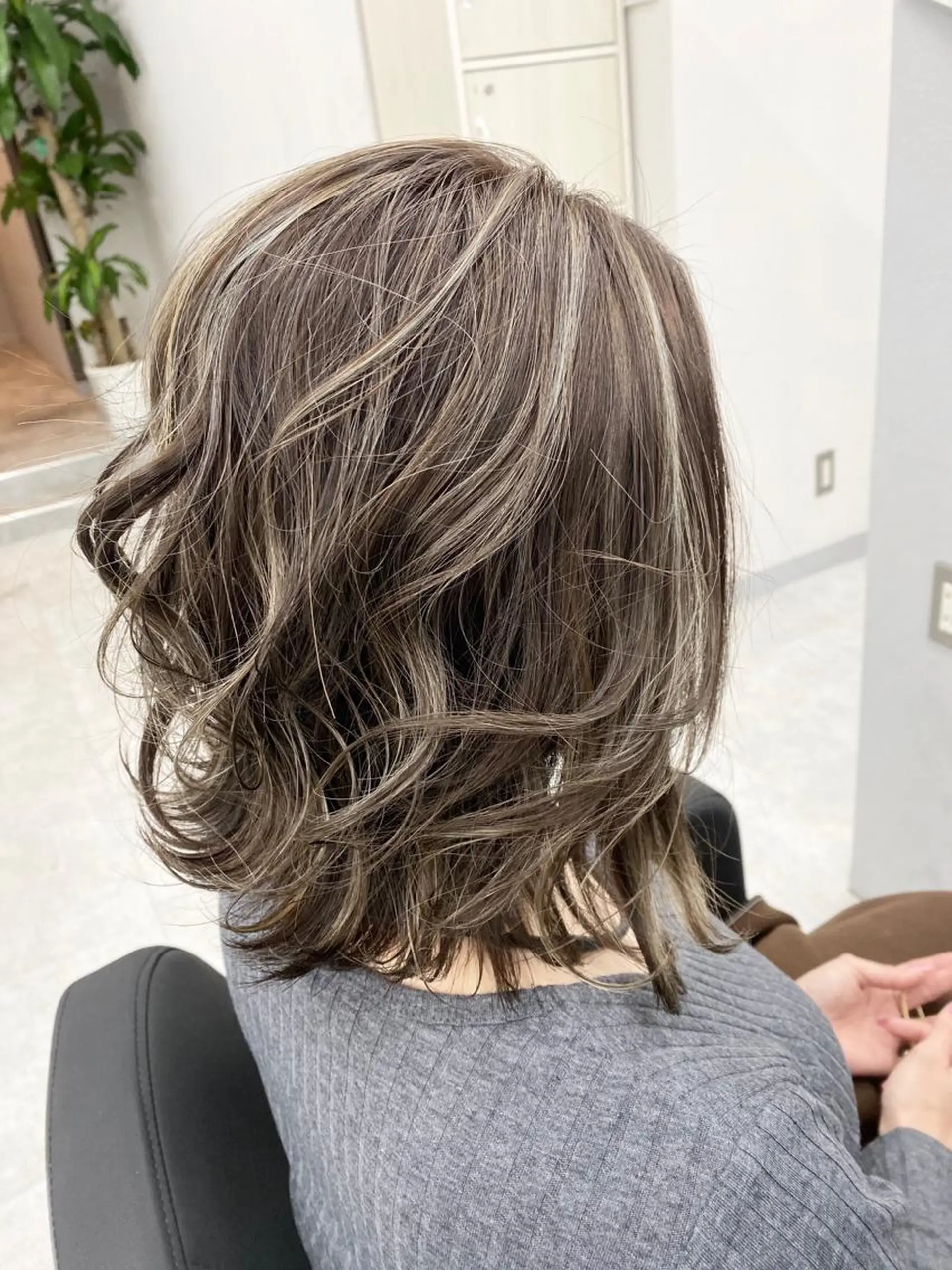 ミディアム カラー ブリーチ カット ヘアカラー トリートメント ミルクティーカラー 🌈店長クボのヘアスタイル