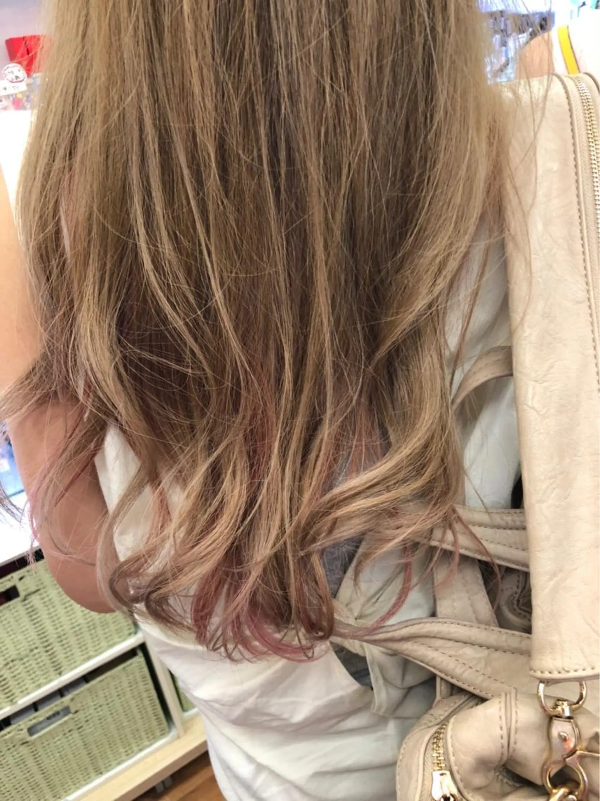 カラー ベージュカラー インナーカラー ミルクティーベージュ ピンクカラー vi viのヘアスタイル
