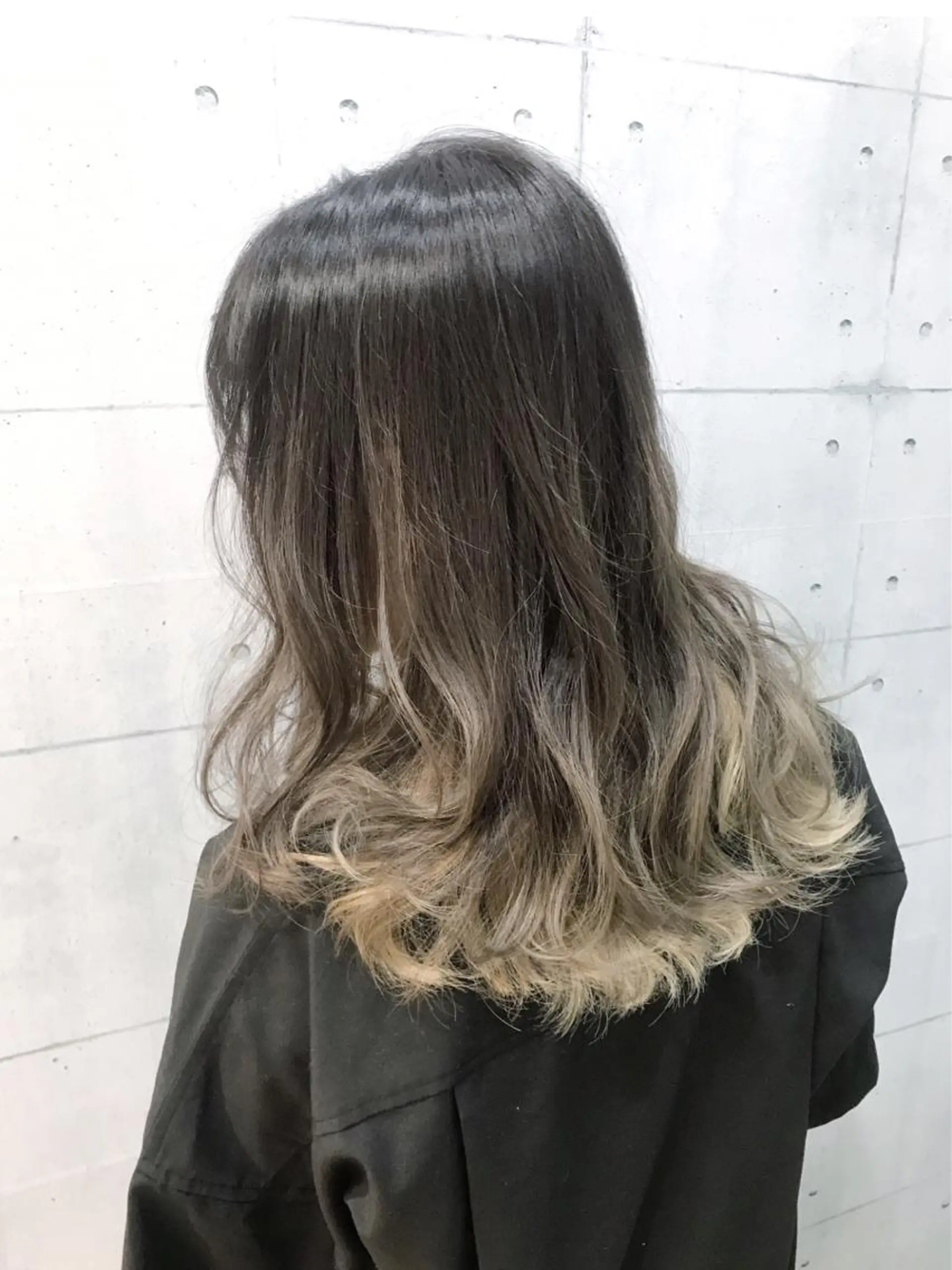 ミディアム カラー ベージュカラー ブリーチ グラデーションカラー グレージュ 高木 麻知子のヘアスタイル