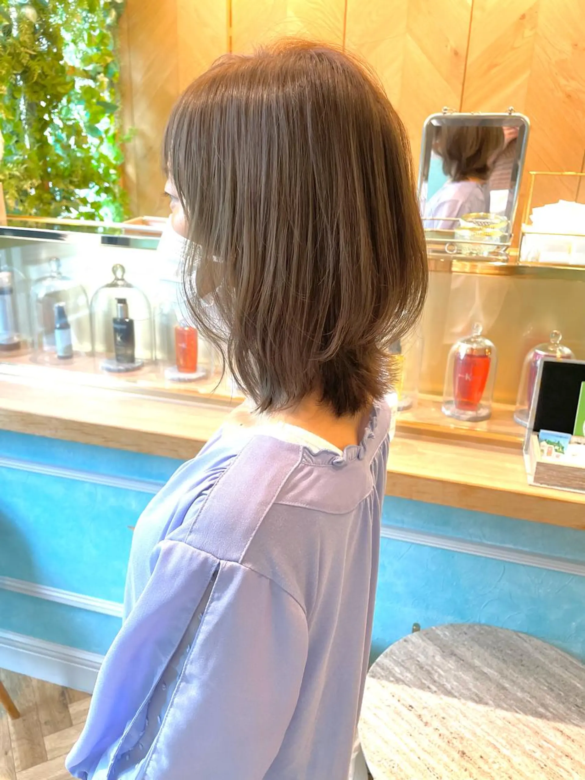 ミディアム カラー ボブレイヤー アッシュ ベージュカラー ボブ レイヤーカット カット ヘアカラー トリートメント 小泉 葵のヘアスタイル