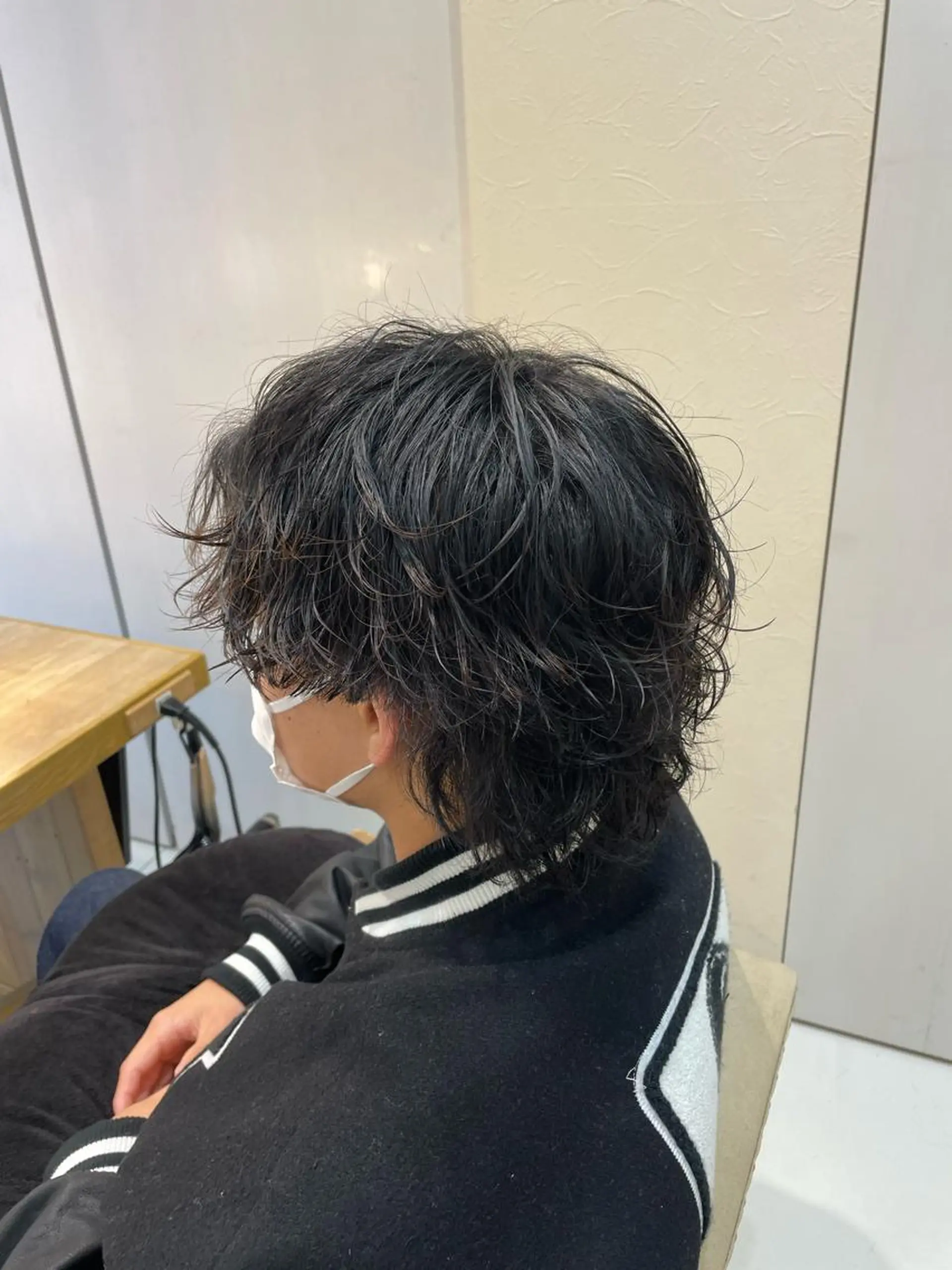 ミディアム パーマ メンズ ミディアムパーマ メンズブリーチ メンズパーマ 波巻きパーマ くせ毛 メンズ曲がる縮毛矯正 /本厚木/駅近3分のヘアスタイル