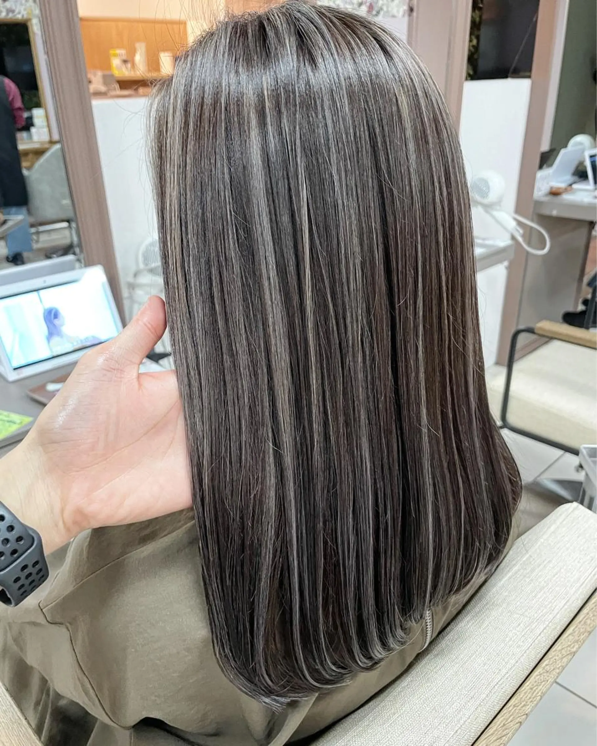 セミロング カット ヘアカラー 藤井 雄大のヘアスタイル