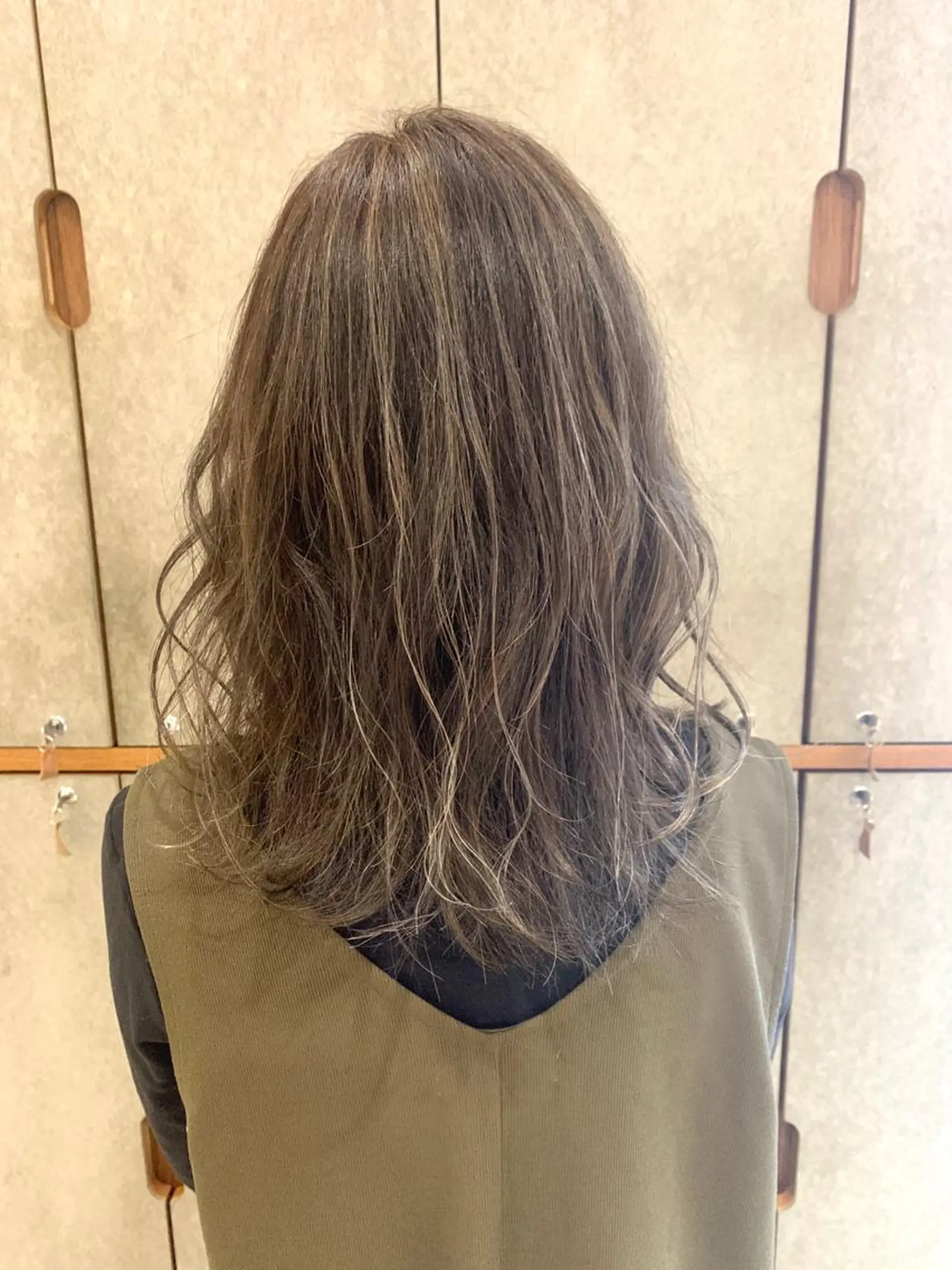 ミディアム ハイライト ハニーバイ コードのヘアスタイル