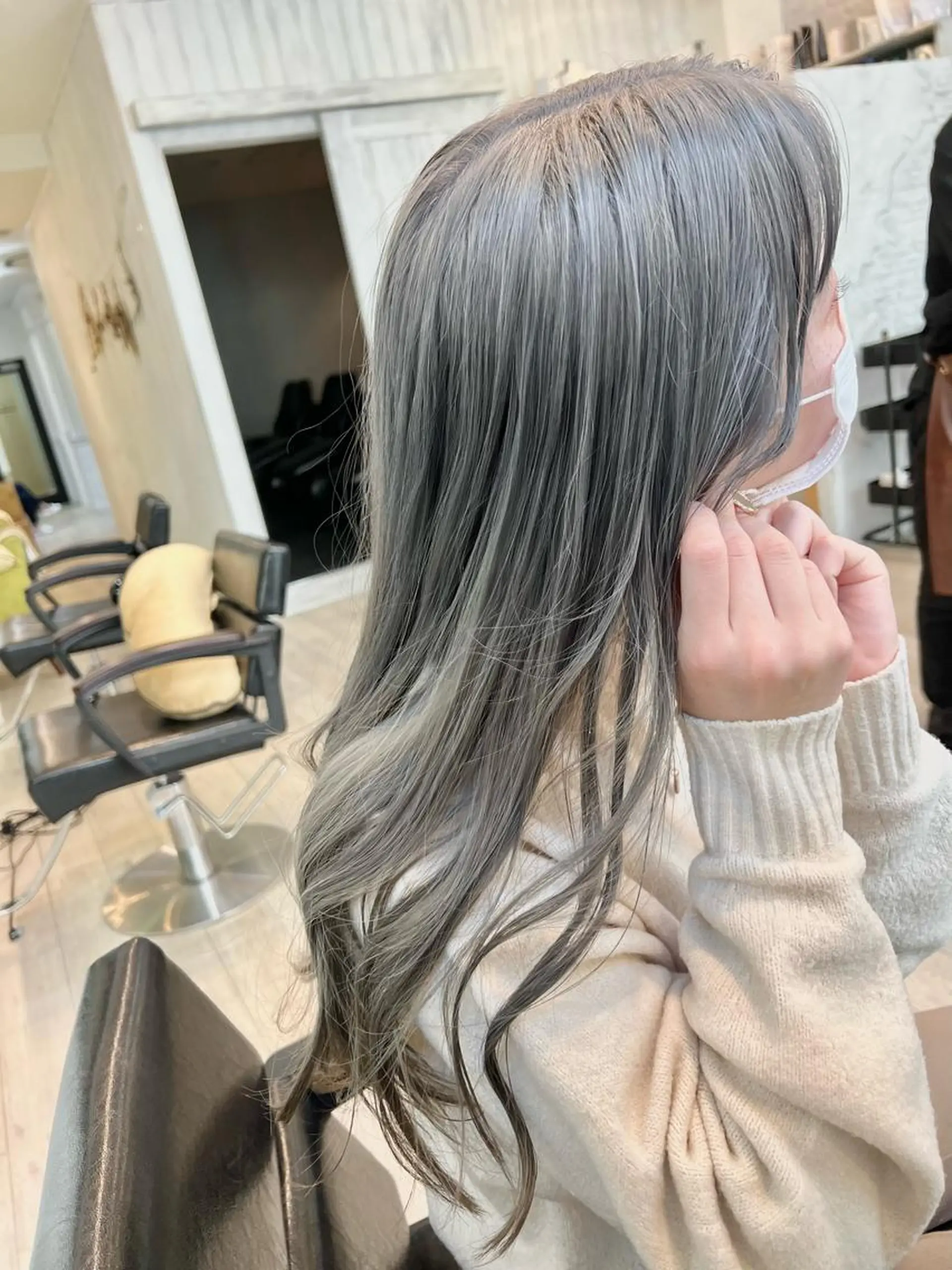 ロング カラー シルバー ヘアカラー トリートメント 宮永 智香のヘアスタイル