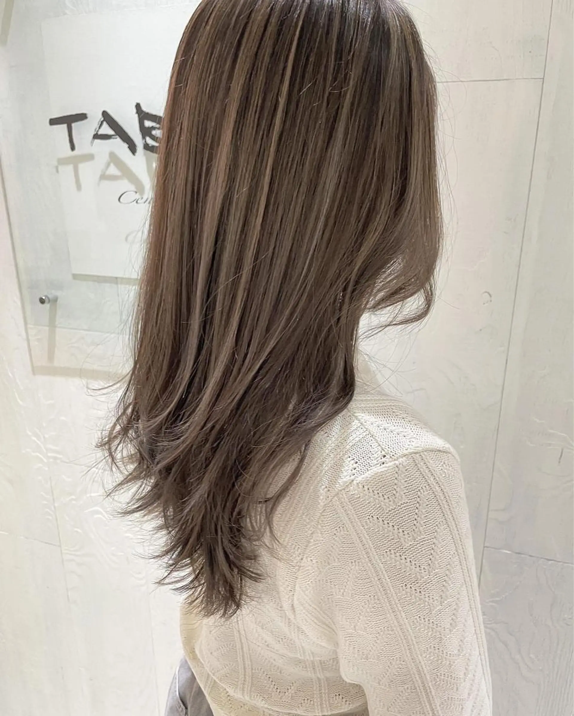 ロング カラー アッシュ ベージュカラー 透明感カラー ハイライトカラー ミルキーベージュ ヘアカラー トリートメント 河合秀明/ハイライト /インナーカラーのヘアスタイル