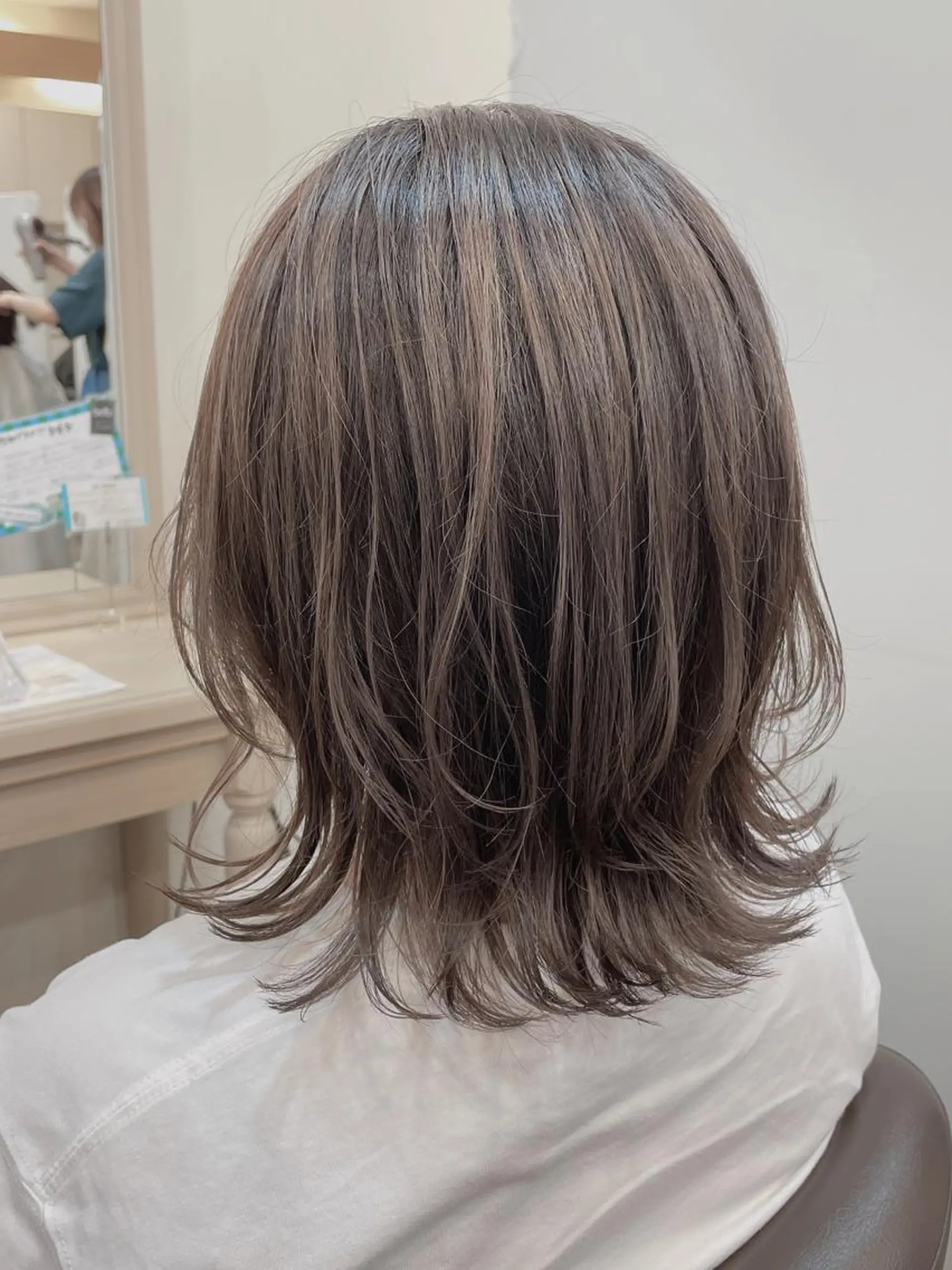 ミディアム カラー グレージュ ハイライトカラー くびれヘア ハイライト カット ヘアカラー 尚平 髪質改善 大人のデザインカラーのその他イメージ
