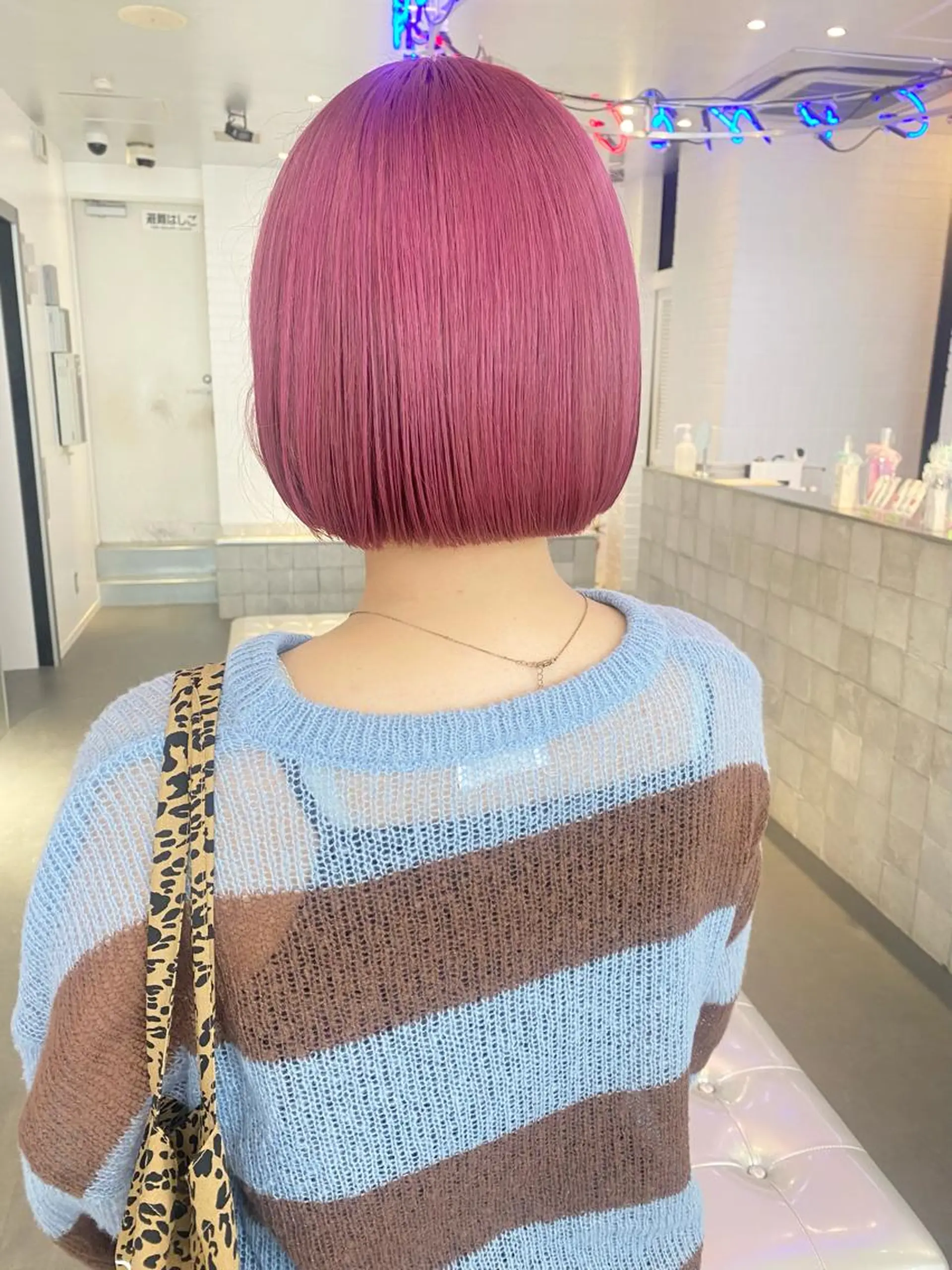 ミディアム キッズ ネイル ピンク 赤色 カット ヘアカラー 🎨ハイトーン/ 切りっぱなし みつきのヘアスタイル
