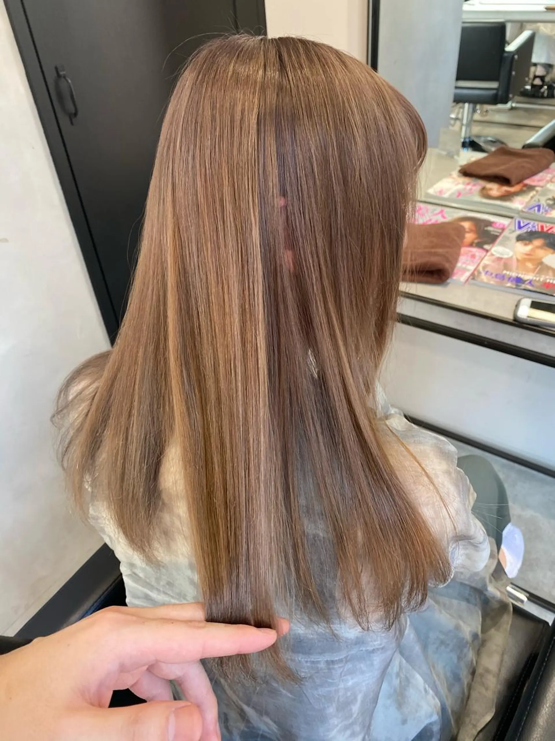 セミロング カラー 艶ハイトーンブリーチ 🌈小林侑雅のヘアスタイル