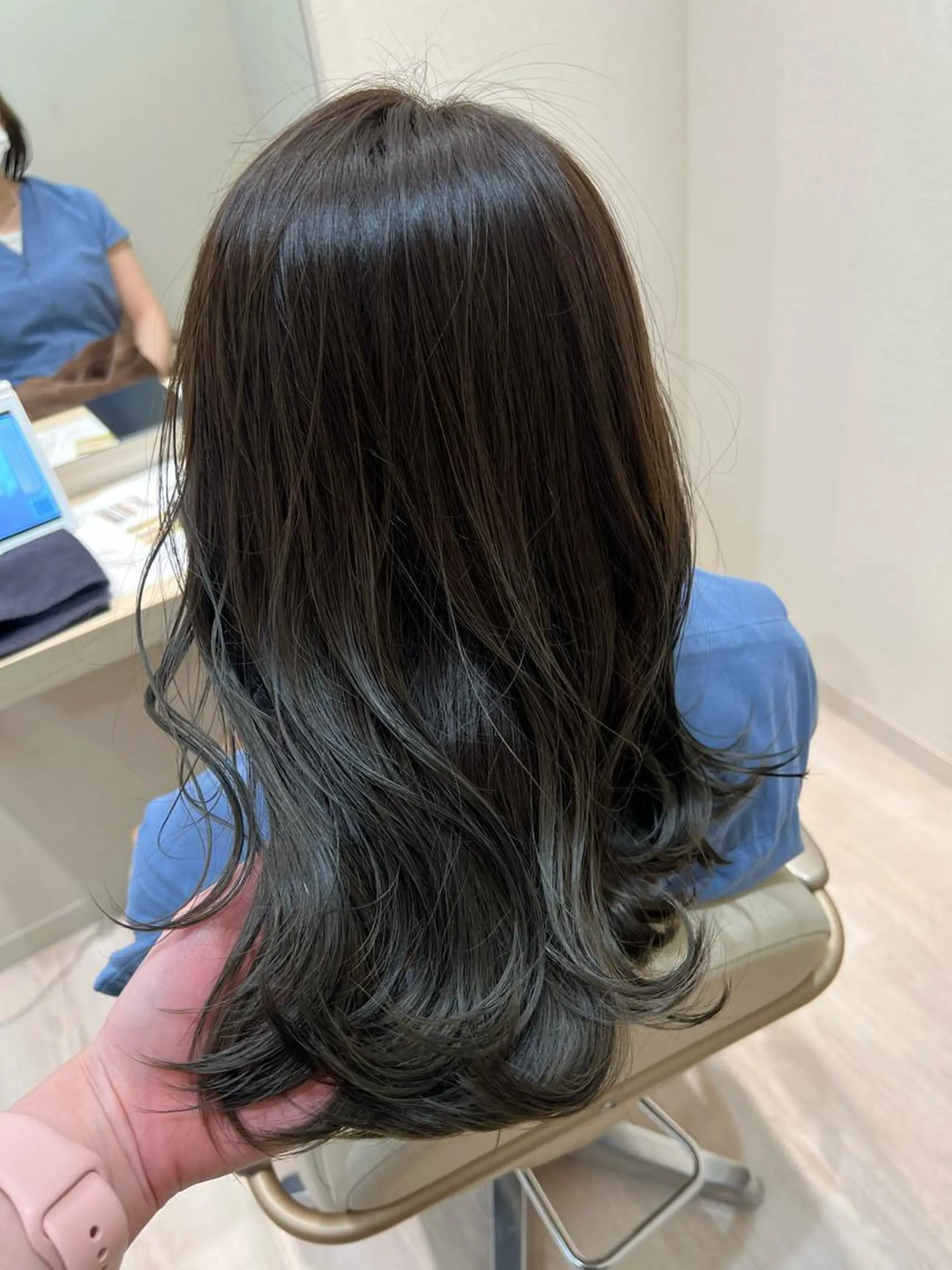 ミディアム カット ヘアカラー トリートメント ヘッドスパ mina .のヘアスタイル