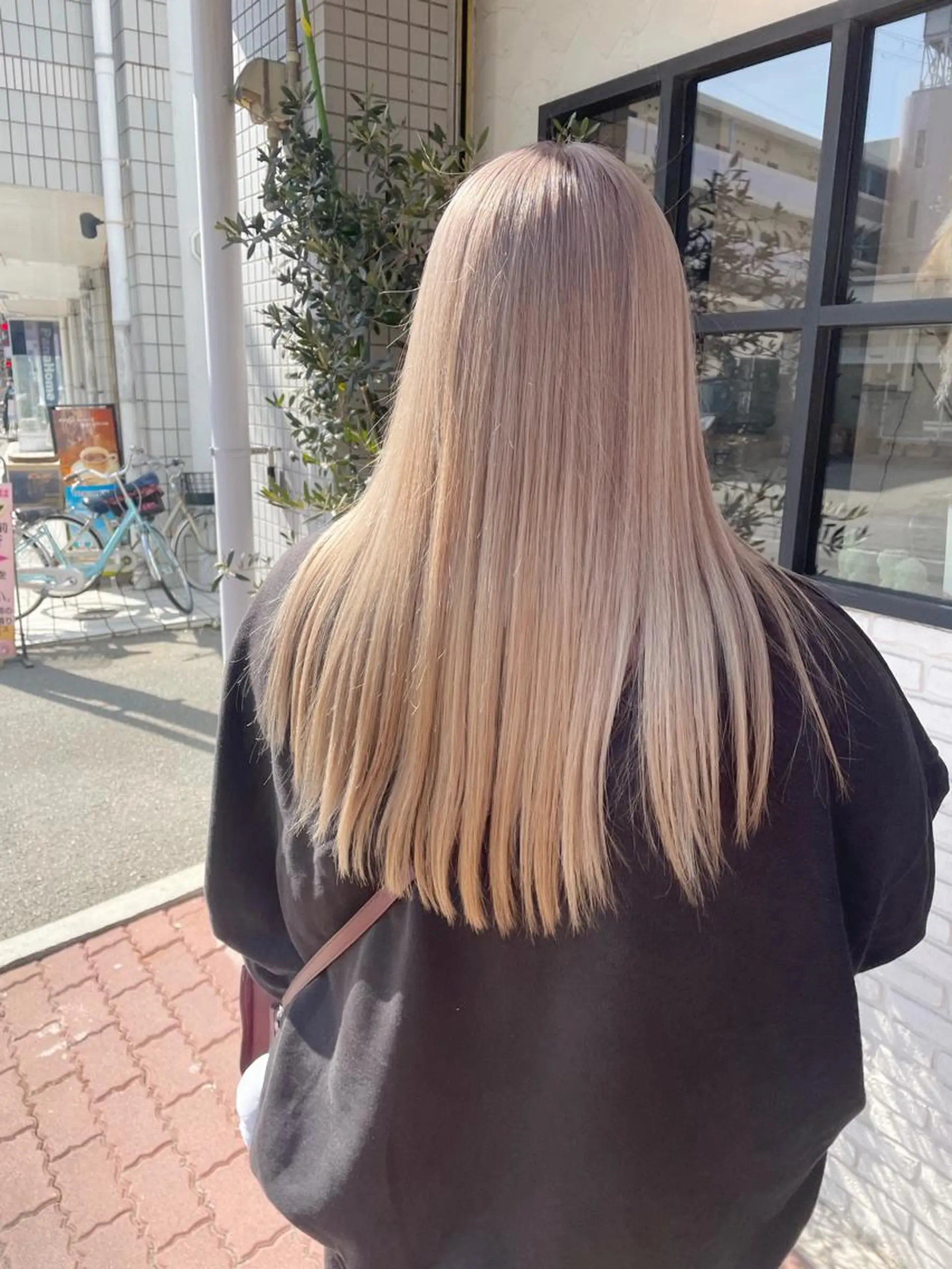 ロング カラー ベージュカラー ブリーチ ミルクティーベージュ ヘアカラー 小坂 真子のヘアスタイル