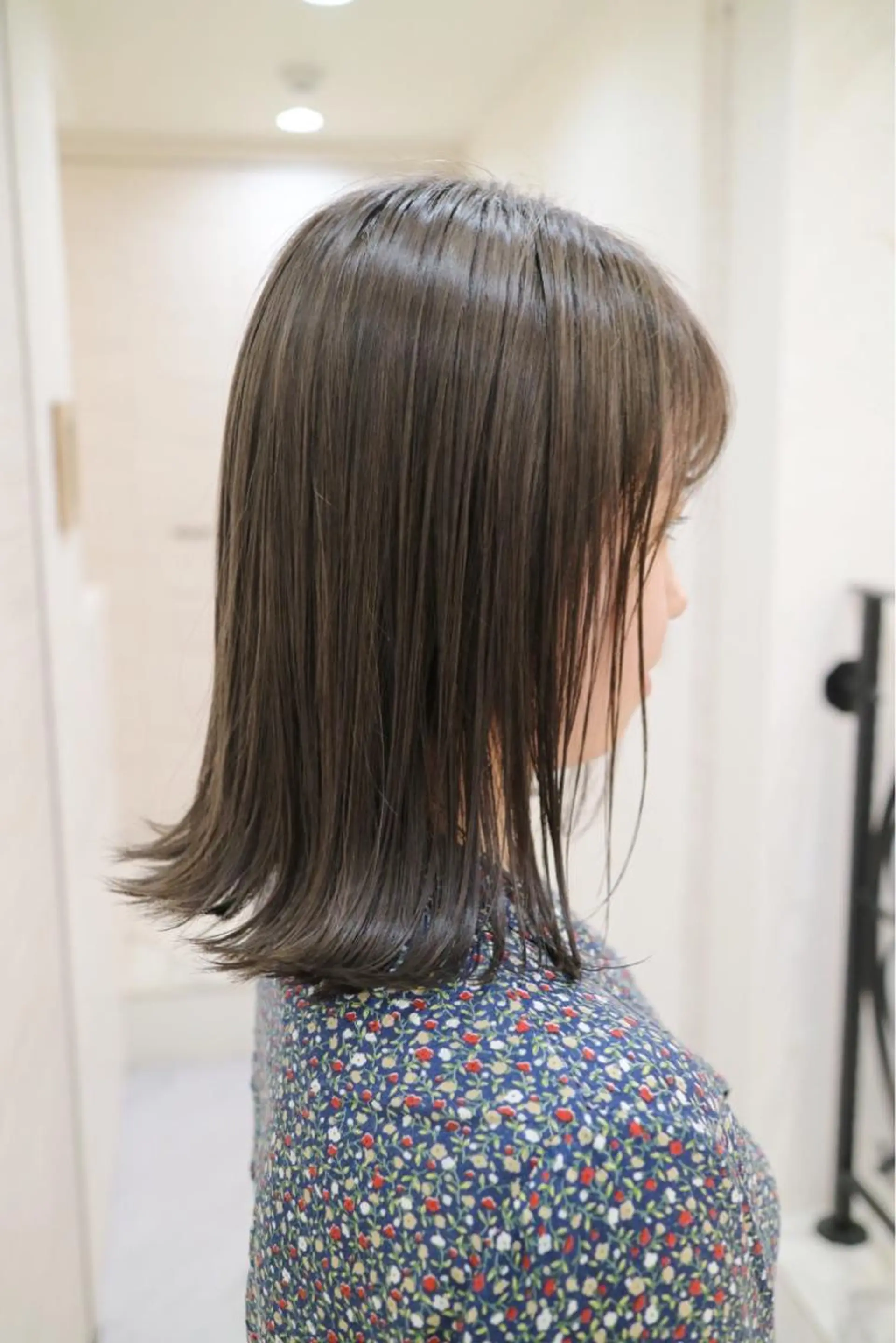 セミロング カラー ブリーチ グレージュ 斉藤 貴也のヘアスタイル