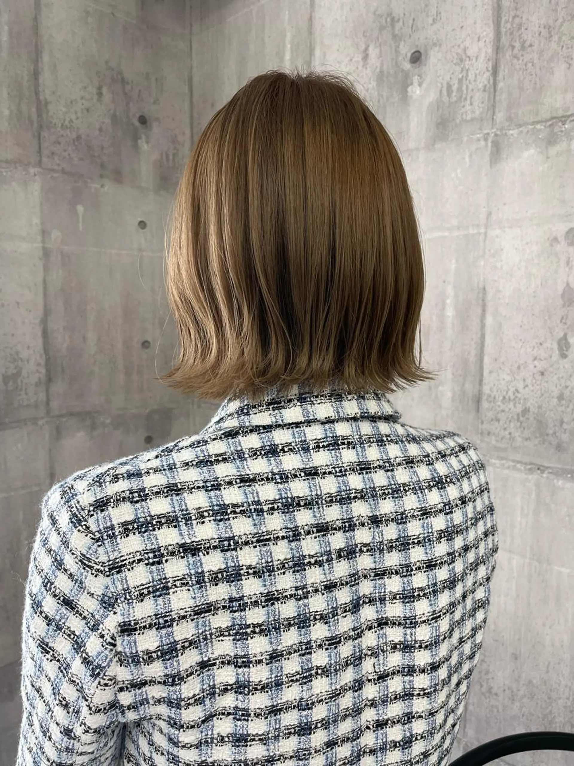 ショート カラー アッシュ ベージュカラー ブリーチ ケアブリーチ 錦 茉李のヘアスタイル