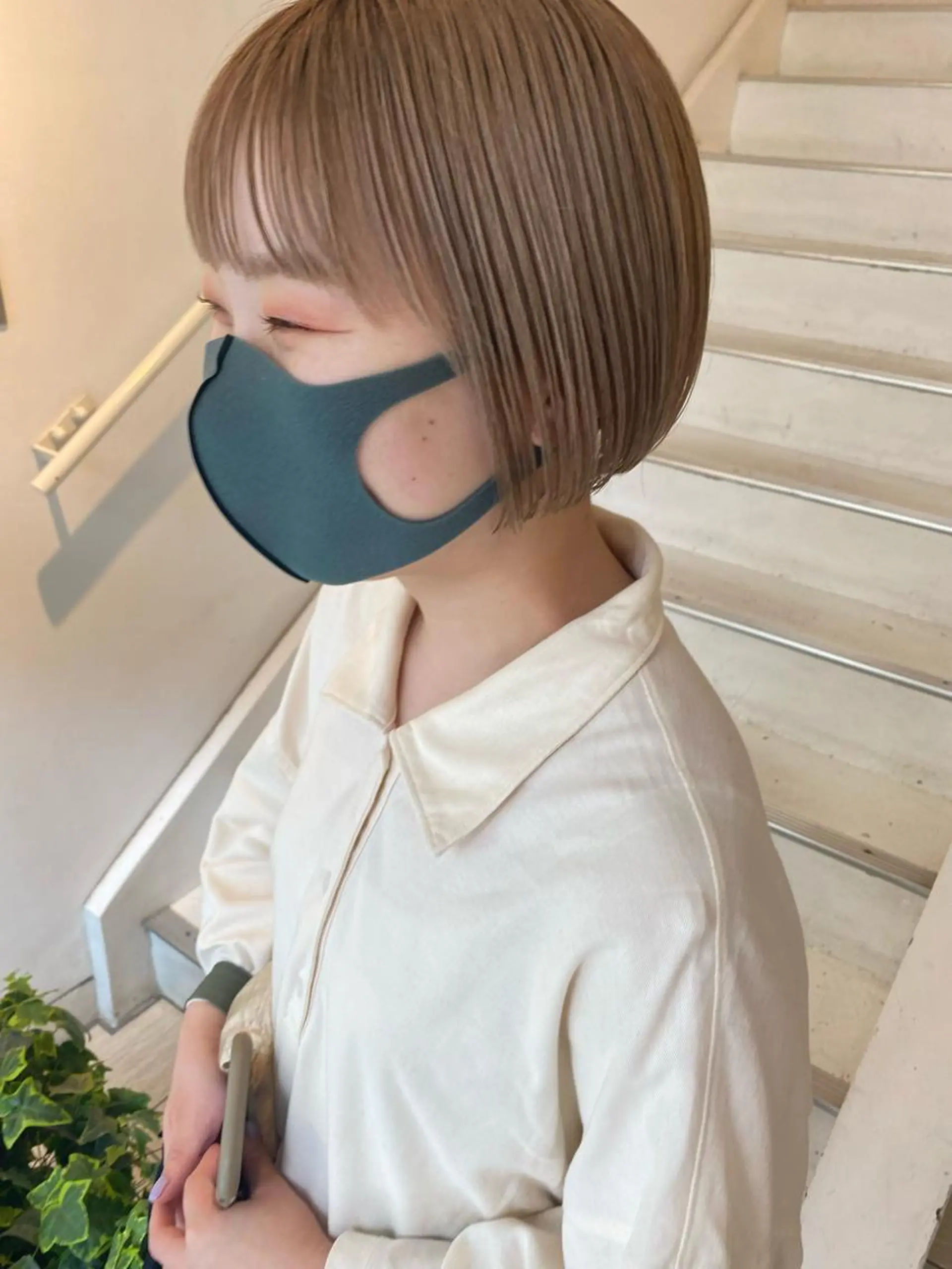 ショート カラー ヘアアレンジ 切りっぱなしボブ ベージュカラー ハイトーンカラー ハイトーンベージュ ボブ カット みやけ ひなのヘアスタイル