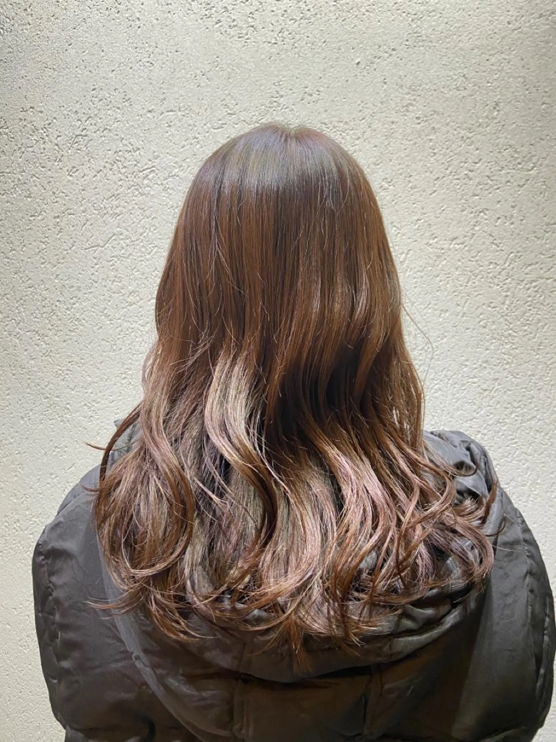 ロング カラー ベージュカラー ノイシキ サキのヘアスタイル