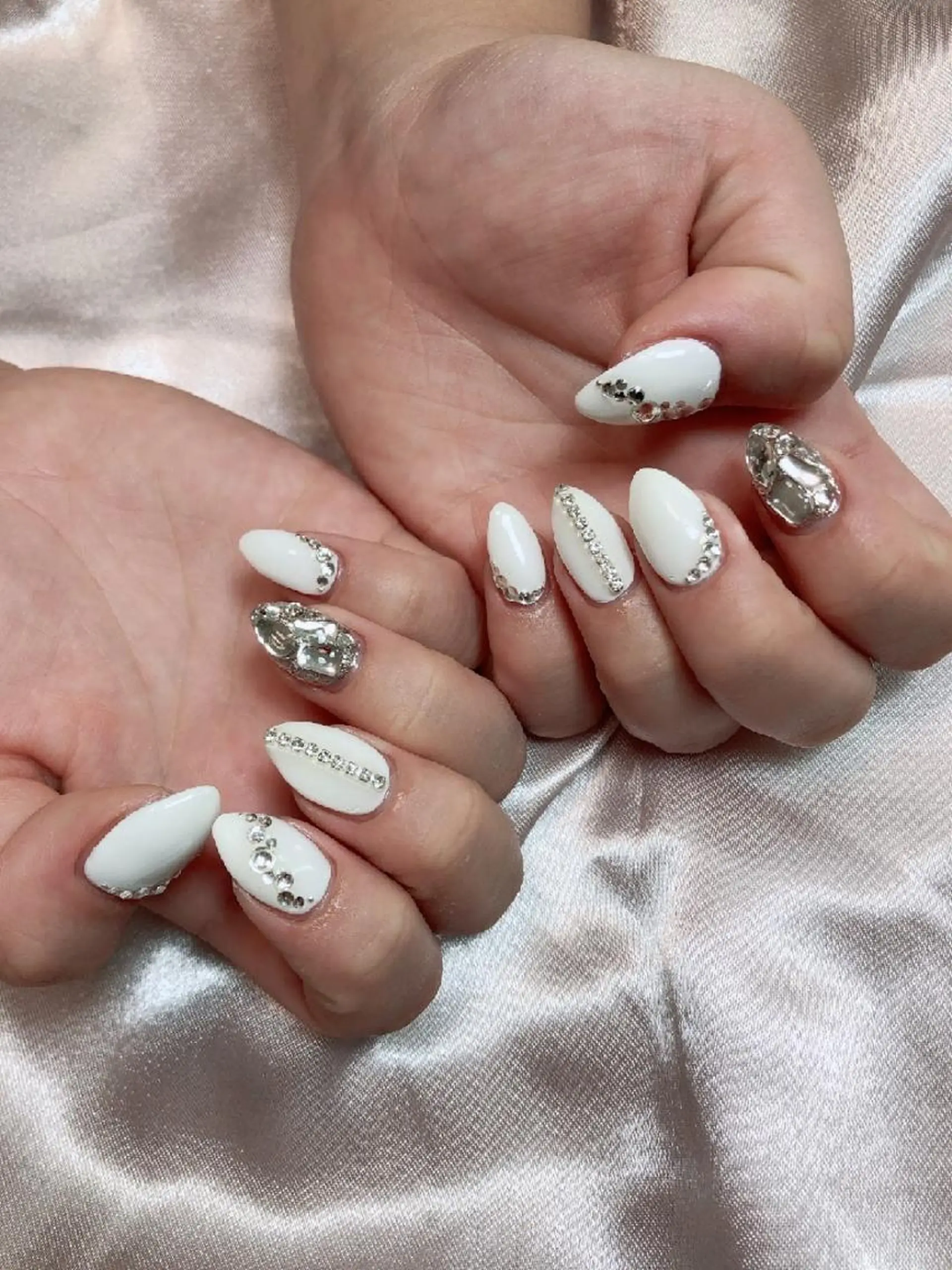 ミディアム ネイル ホワイト ハンドネイル ☺︎山部 志麻☺︎のネイルデザイン