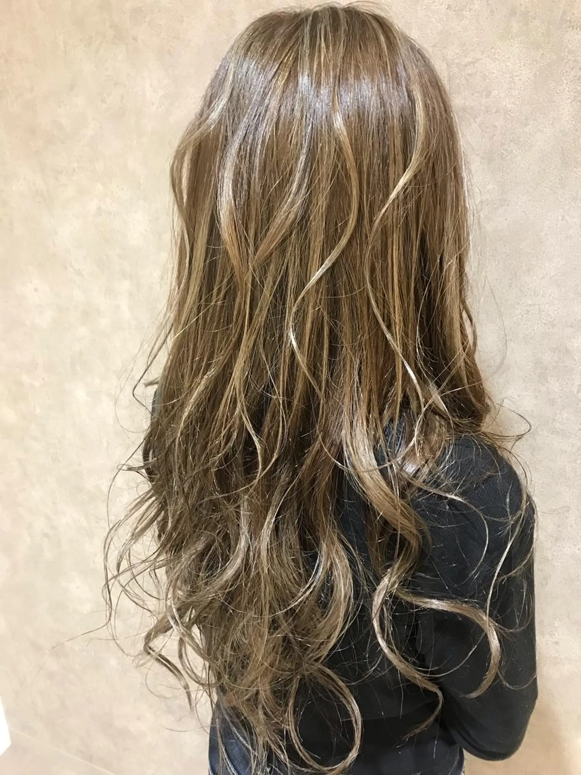ロング カラー ハイライトカラー メッシュ シルバー ハイライト ヘアカラー トリートメント Lamp所属・ショート／透明感 カラー加治竜汰💡のヘアスタイル