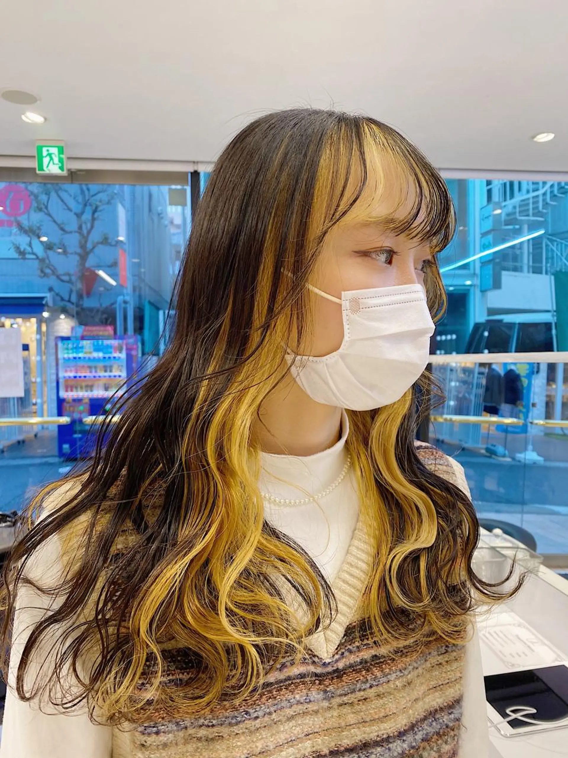 ロング カラー メンズ メンズハイライト メンズインナーカラー アッシュ アッシュグレー アッシュグレージュ JuNブリーチに 縮毛矯正するプロのヘアスタイル