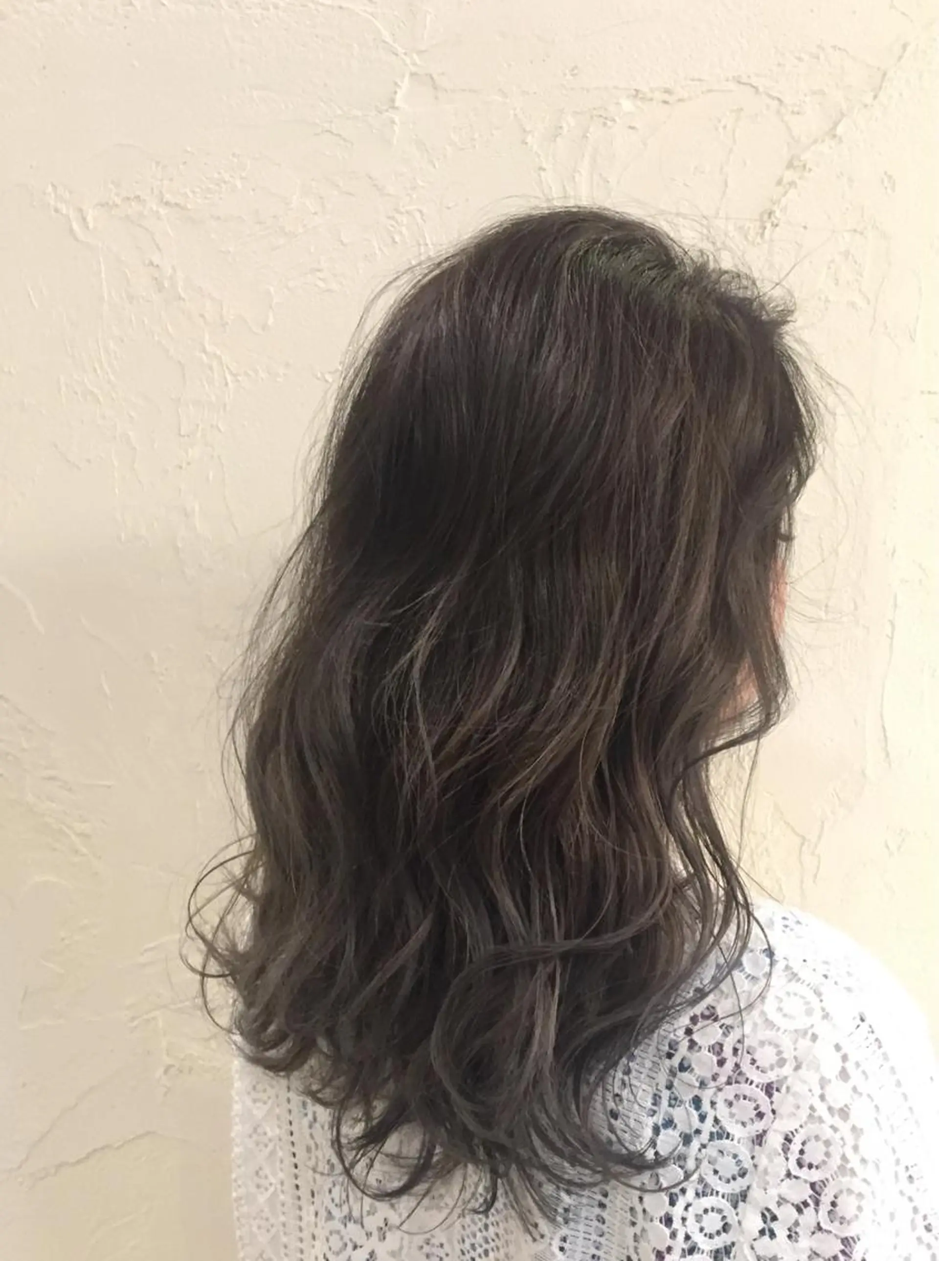 セミロング 韓国レイヤー外国人風 透明感カラー髪質改善のヘアスタイル