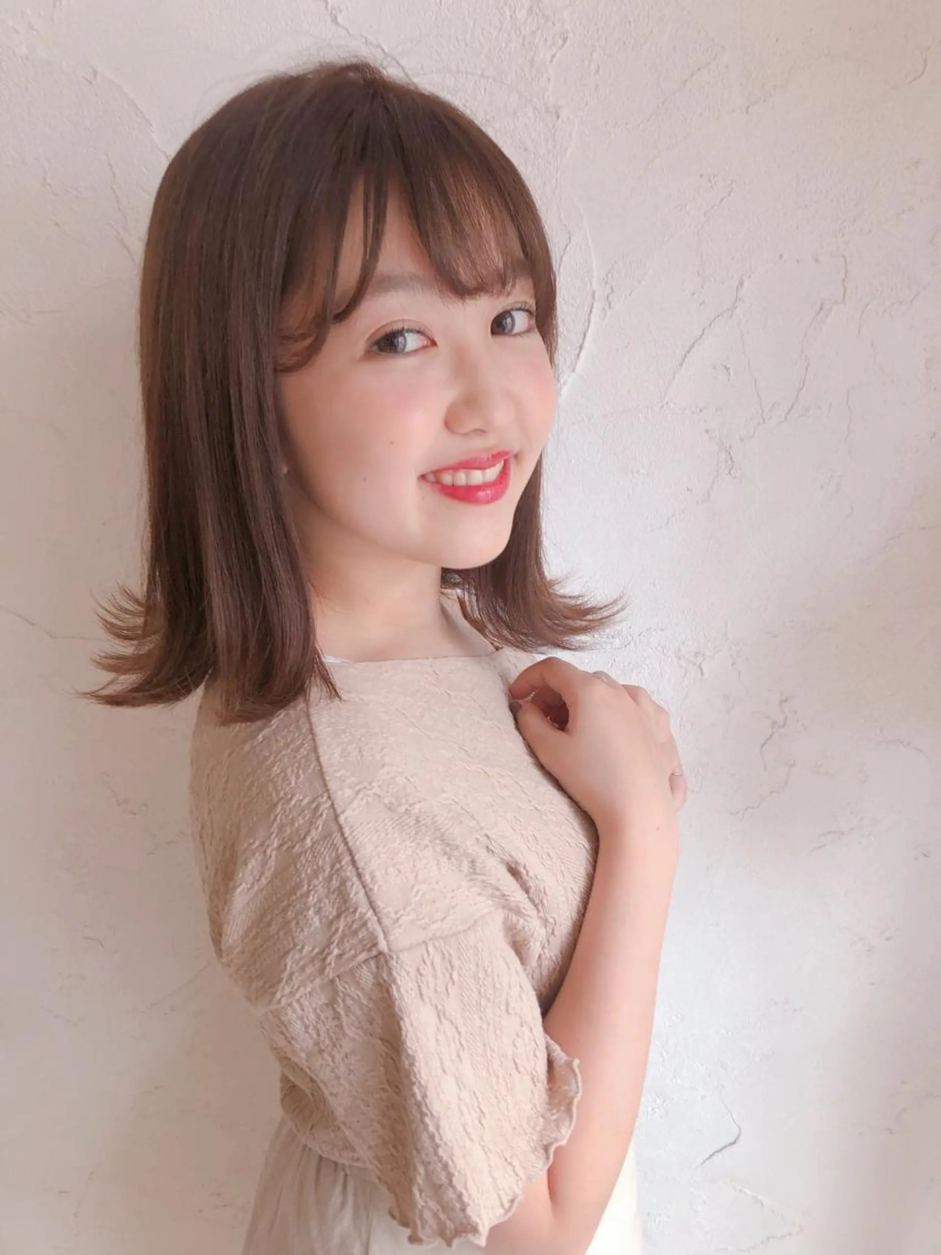 ミディアム カラー ベージュカラー 外ハネヘア tocca八王子 AYAKAのヘアスタイル