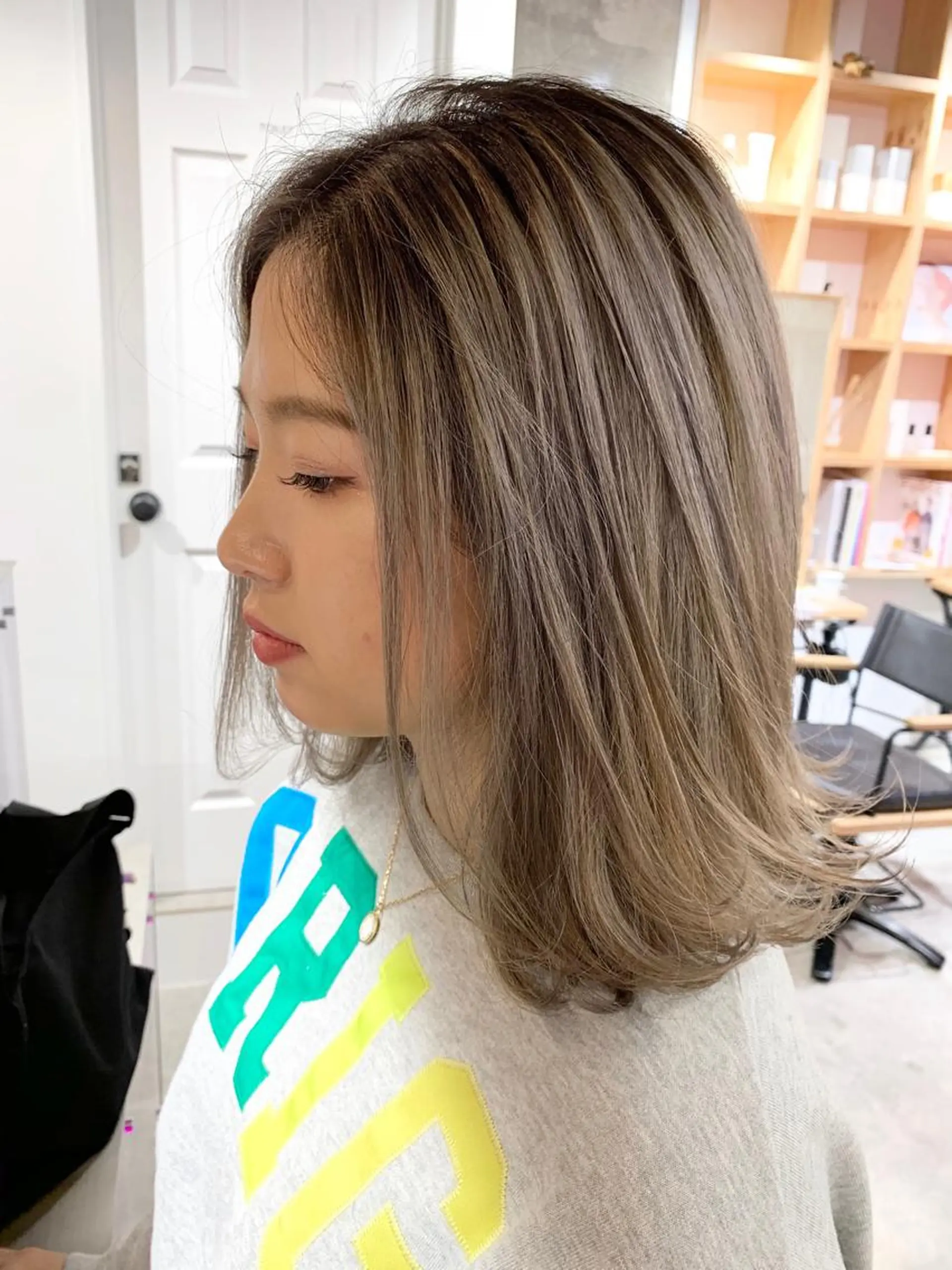 ミディアム カラー ブリーチ グレージュ ハイトーンカラー 艶髪ハイトーンカラー 💘kazueのヘアスタイル