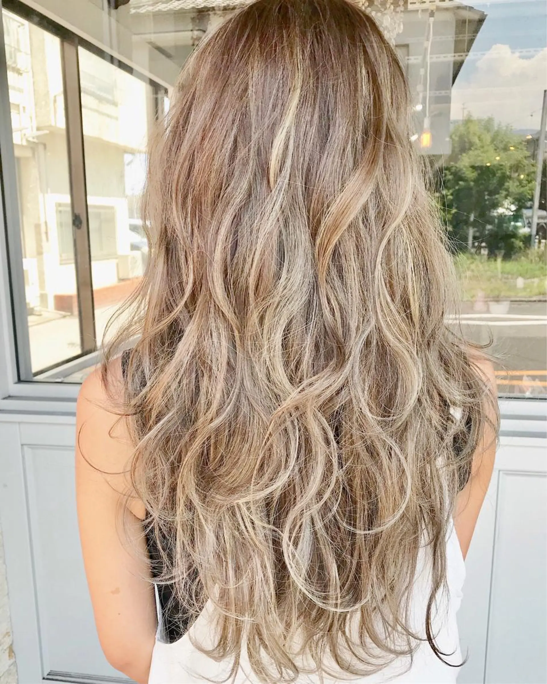 ロング カラー ヘアアレンジ お団子ヘア 切りっぱなしボブ バレイヤージュ ブリーチ グラデーションカラー Mariana/ 鶴原-ハイライトのヘアスタイル