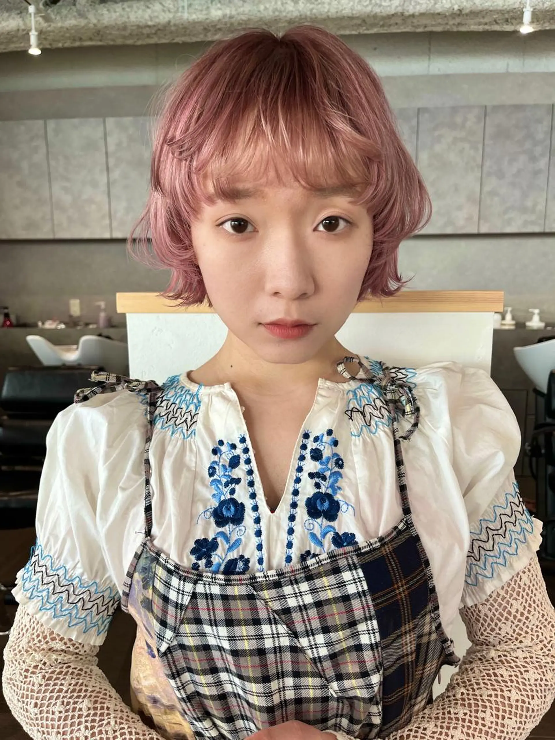 ショート カラー ベージュカラー ブリーチ デザインカラー ダブルカラー ハイトーンカラー カット ヘアカラー トリートメント 桃果 momokaのヘアスタイル