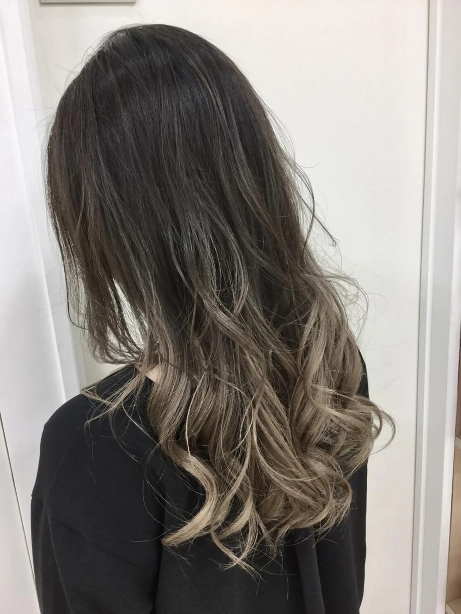 ロング カラー アッシュ バレイヤージュ 黒髪 ブリーチ グラデーションカラー Ash 山田 勇太のヘアスタイル