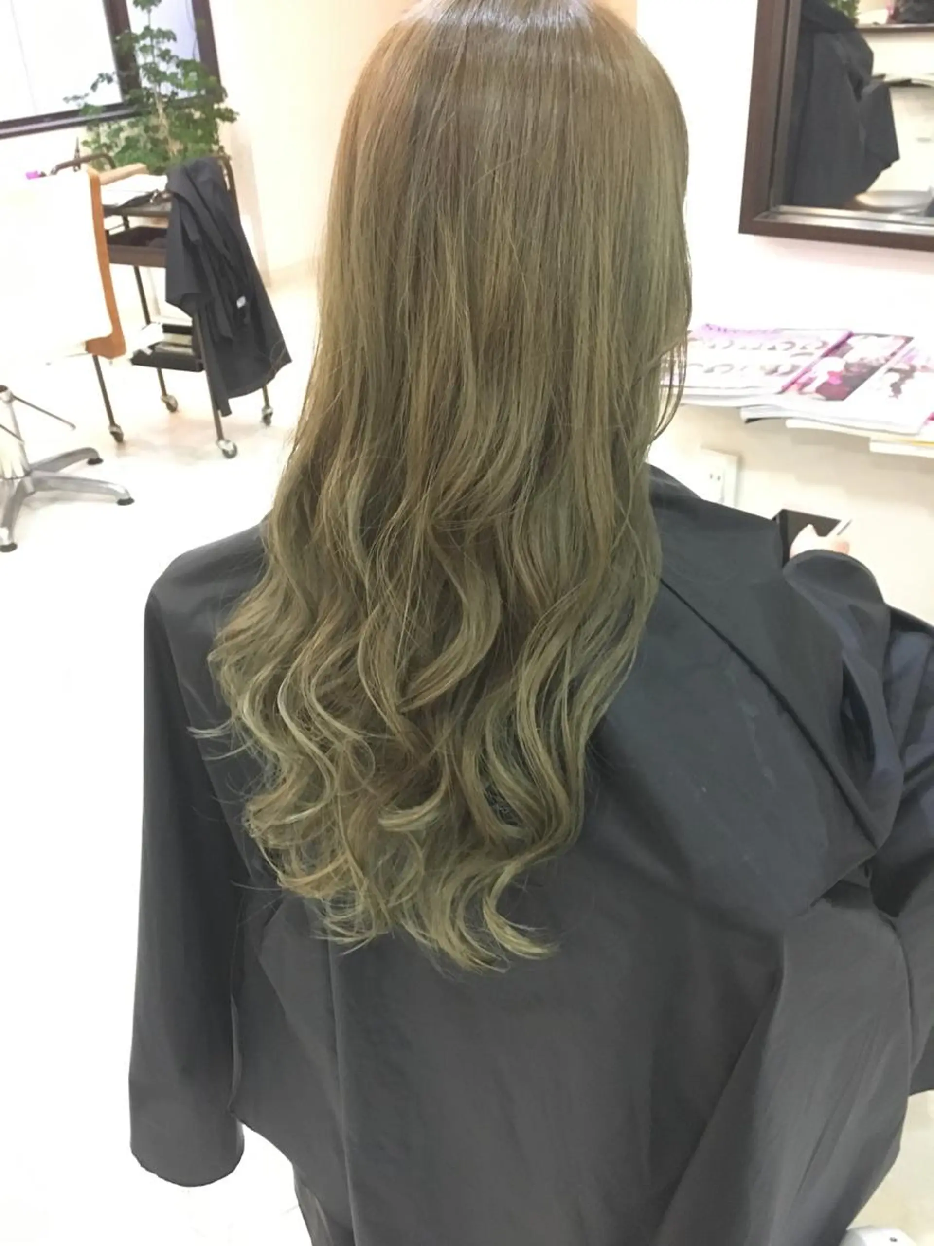 ロング カラー アディクシーカラー バレイヤージュ ブリーチ ケアブリーチ デザインカラー カット ヘアカラー トリートメント 隠れ家美容室 RAW TOKYO 【公式】のヘアスタイル