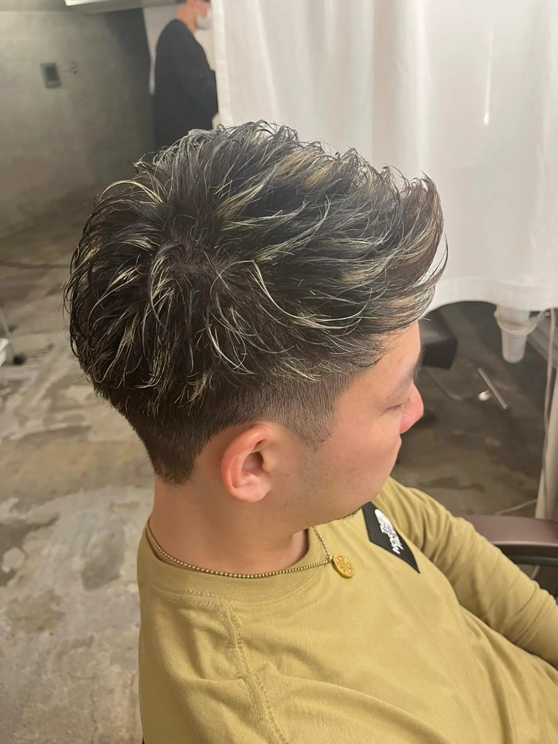 カラー メンズ メンズハイライト 抜きっぱなしブロンド ハイライトカラー ヘアカラー FUJINO RYOのヘアスタイル