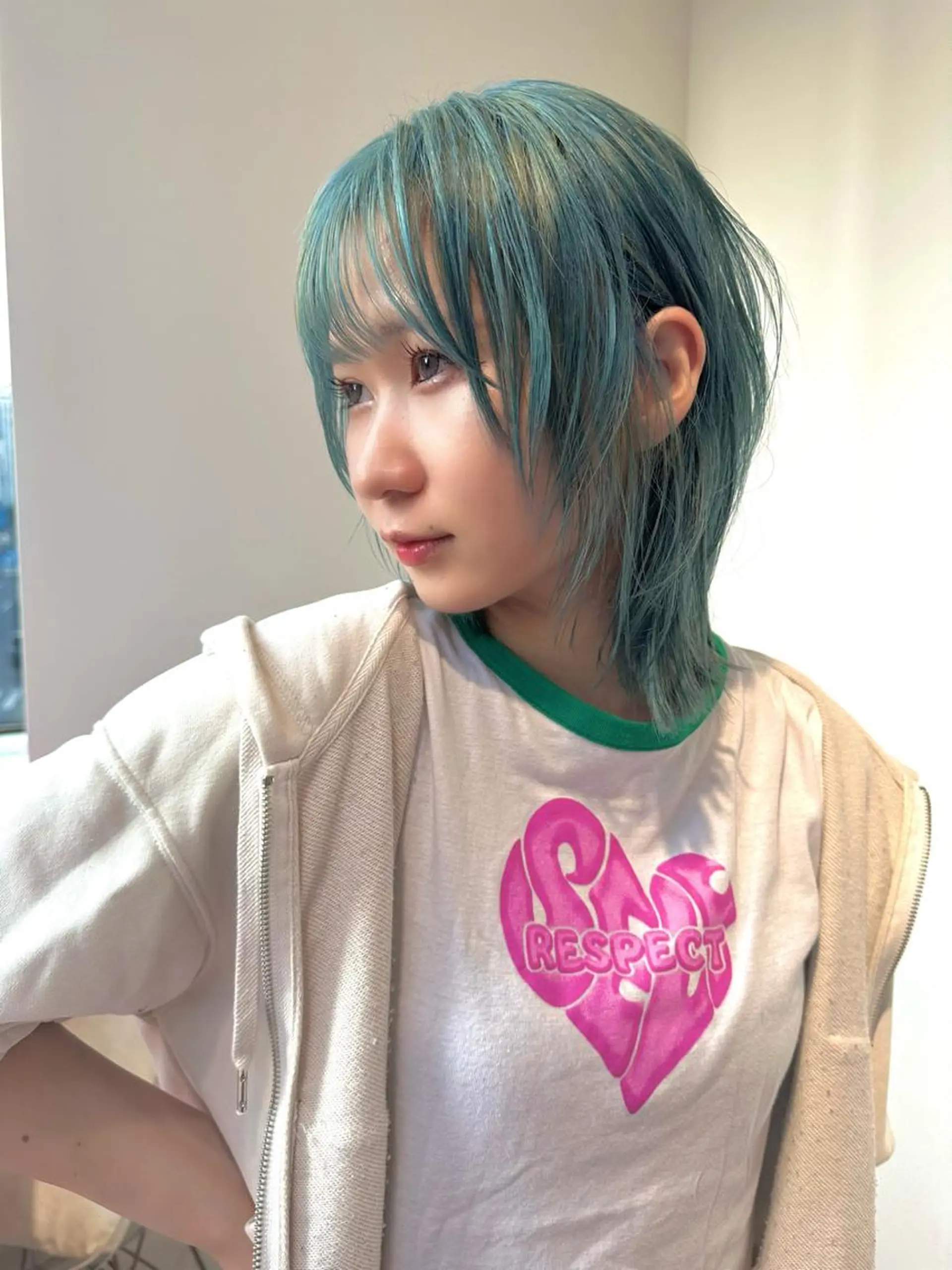 ミディアム カラー ブリーチ ハイトーンカラー 顔まわりレイヤー 顔周りカット レイヤーカット 🌼RENA🌼似合 わせのプロ/まつパのマツエク・マツパデザイン