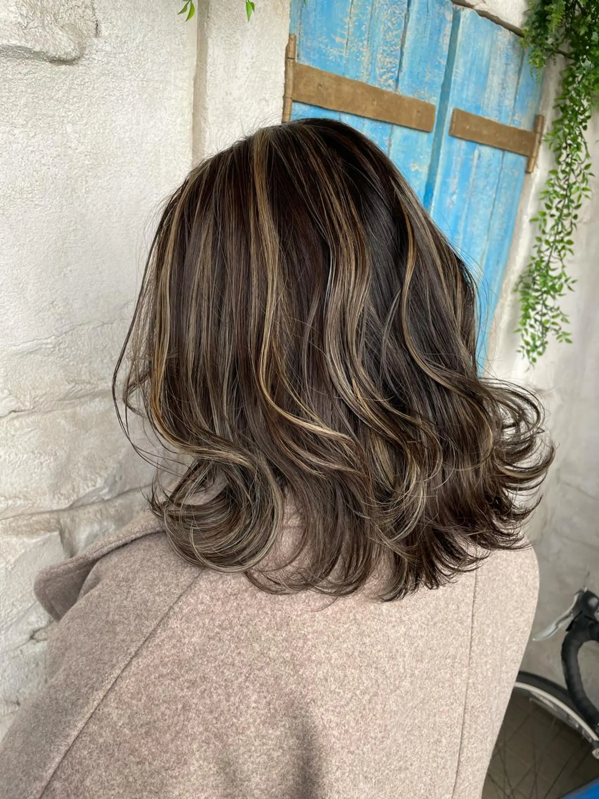 ミディアム カラー アッシュ ベージュカラー ハイライトカラー ハイライト カット トリートメント 佐久間 広祐のヘアスタイル