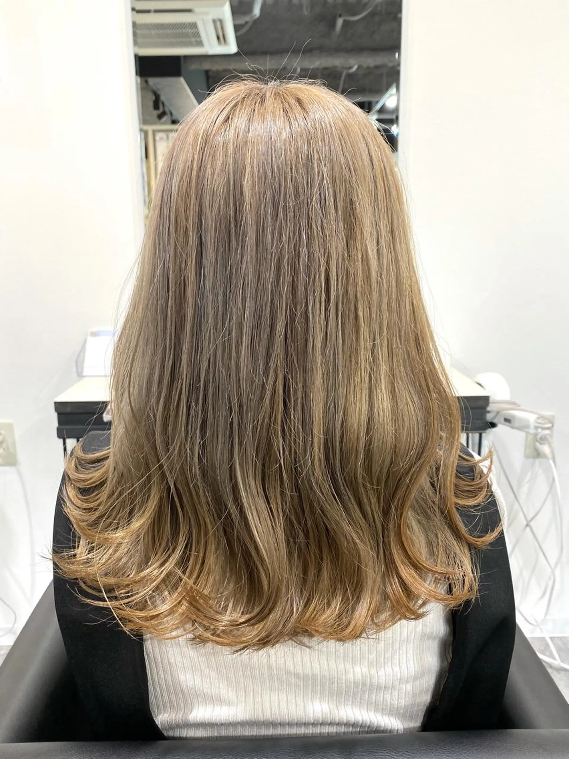 セミロング カラー アディクシーカラー バレイヤージュ ブリーチ ケアブリーチ デザインカラー unpeu hair  二条所属・先着1名様限定 カット無料のヘアスタイル
