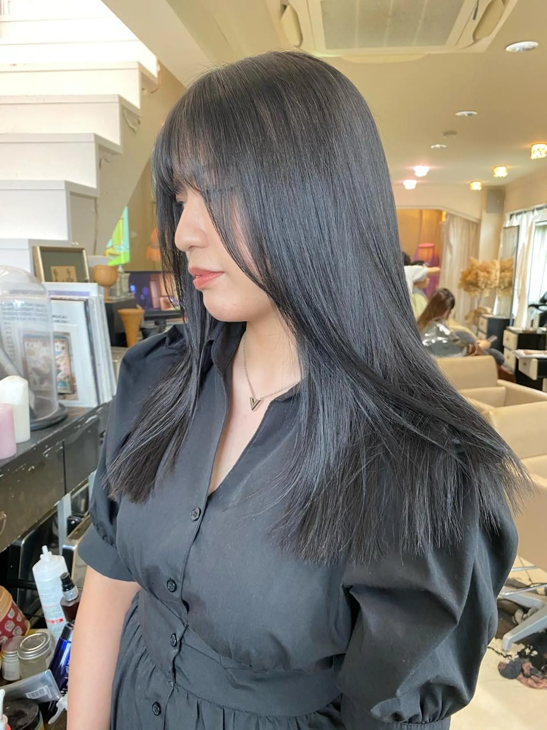 ロング カラー 黒髪 ダークグレー ヘアカラー 鈴木 漱一郎のヘアスタイル