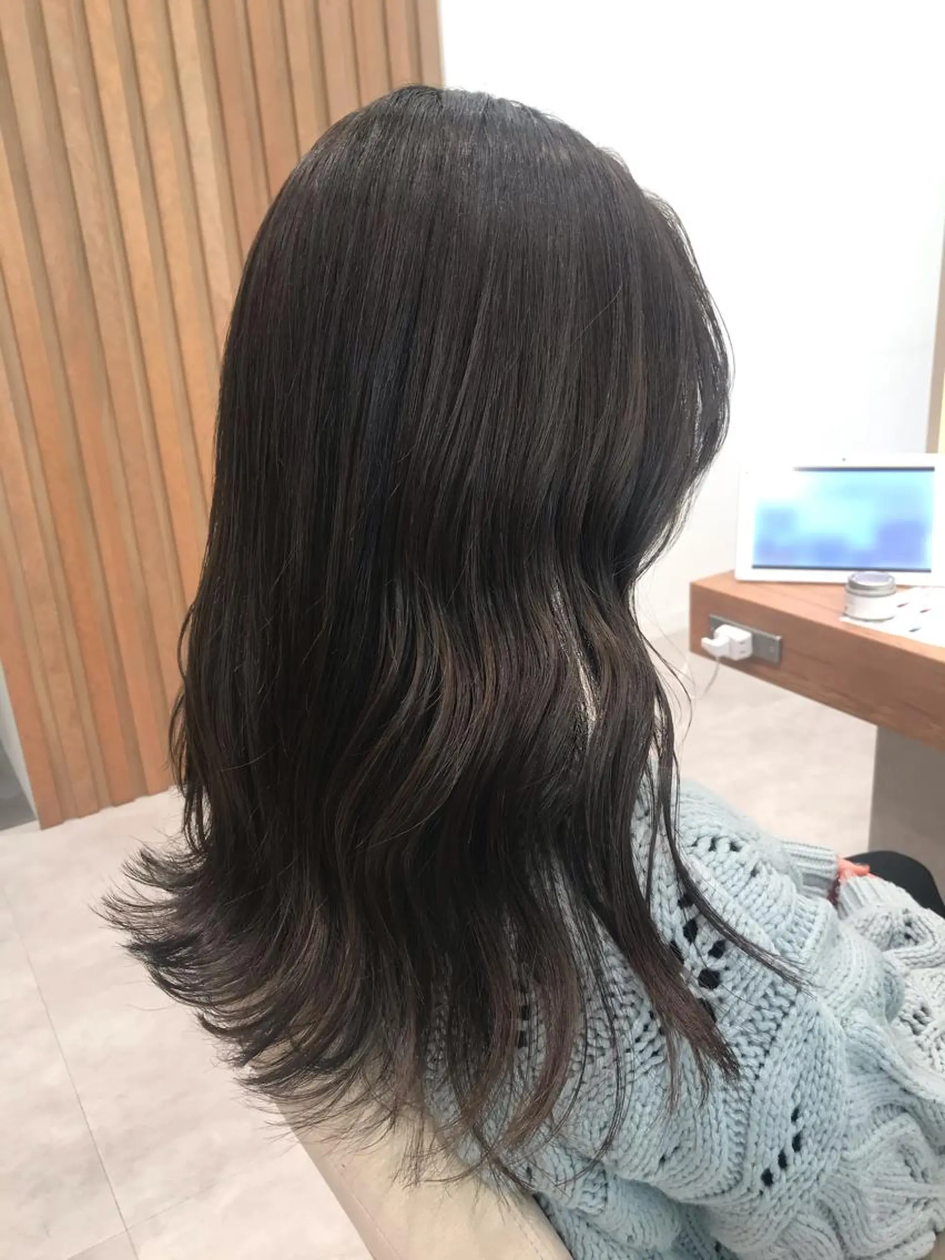 セミロング カラー ベージュカラー オリーブベージュ 木野田 萌のヘアスタイル