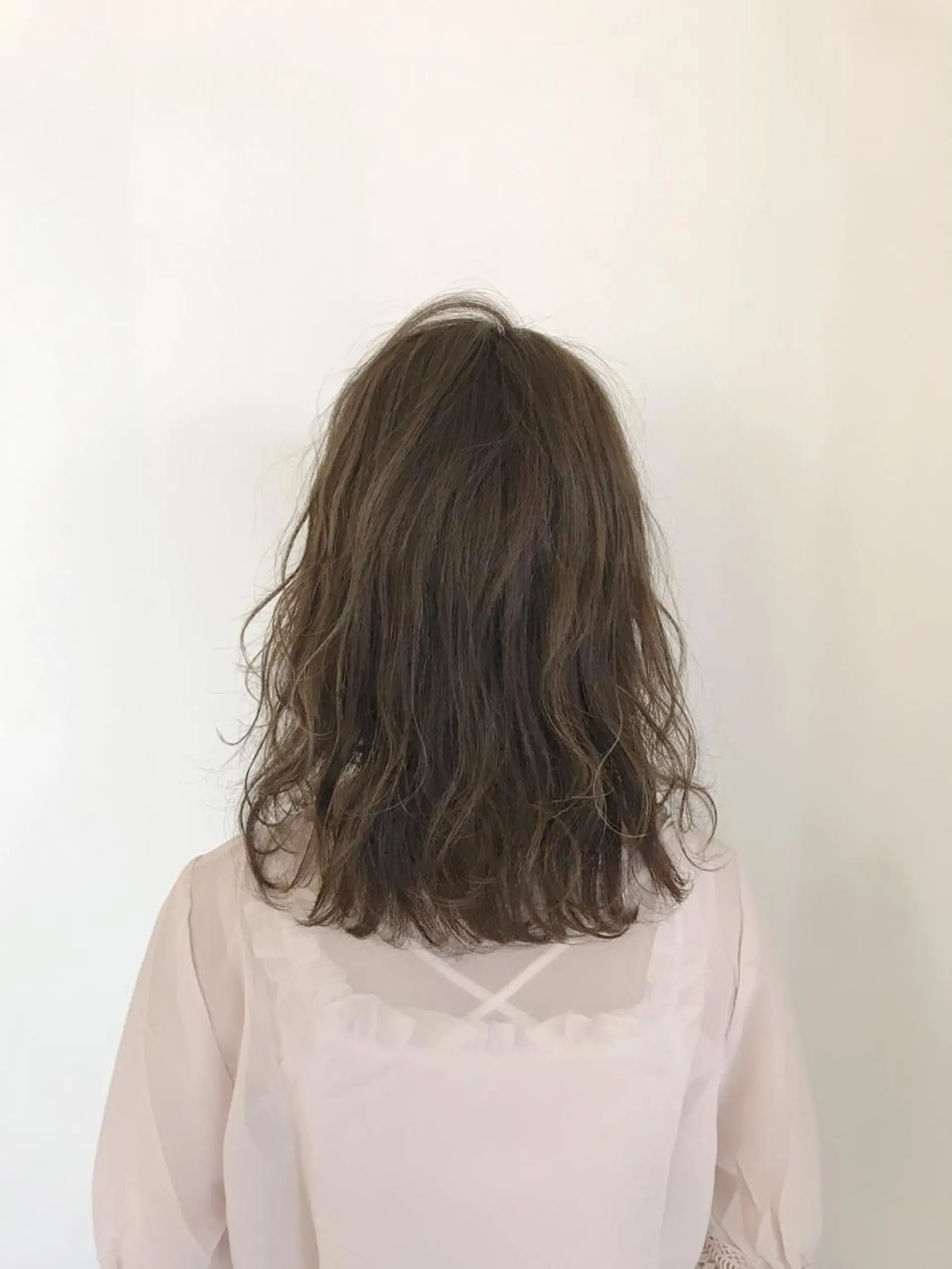 ミディアム カラー アッシュ 透明感カラー カット ヘアカラー トリートメント ボブ・レイヤーカット 吉敷航一のヘアスタイル