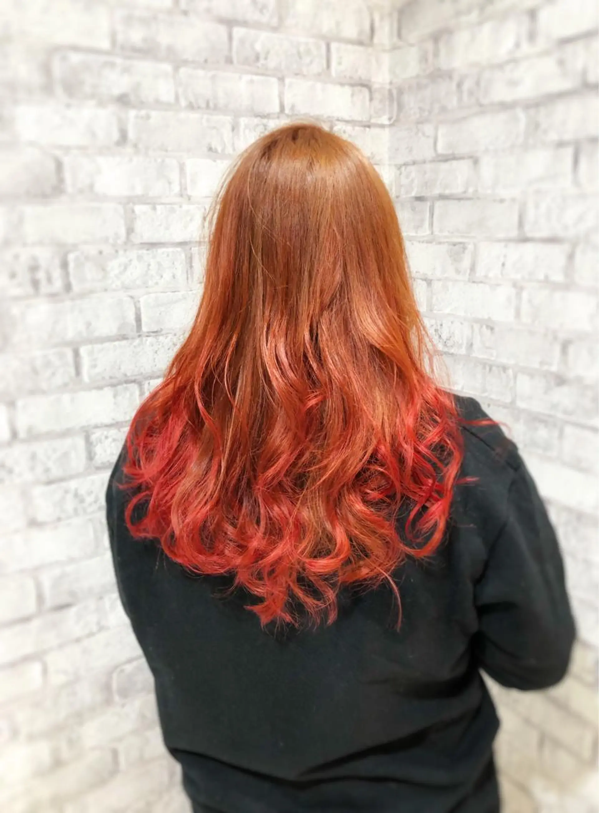 セミロング カラー ヘアアレンジ ブリーチ グラデーションカラー オレンジ ヘアカラー トリートメント 秋山 幸太のヘアスタイル
