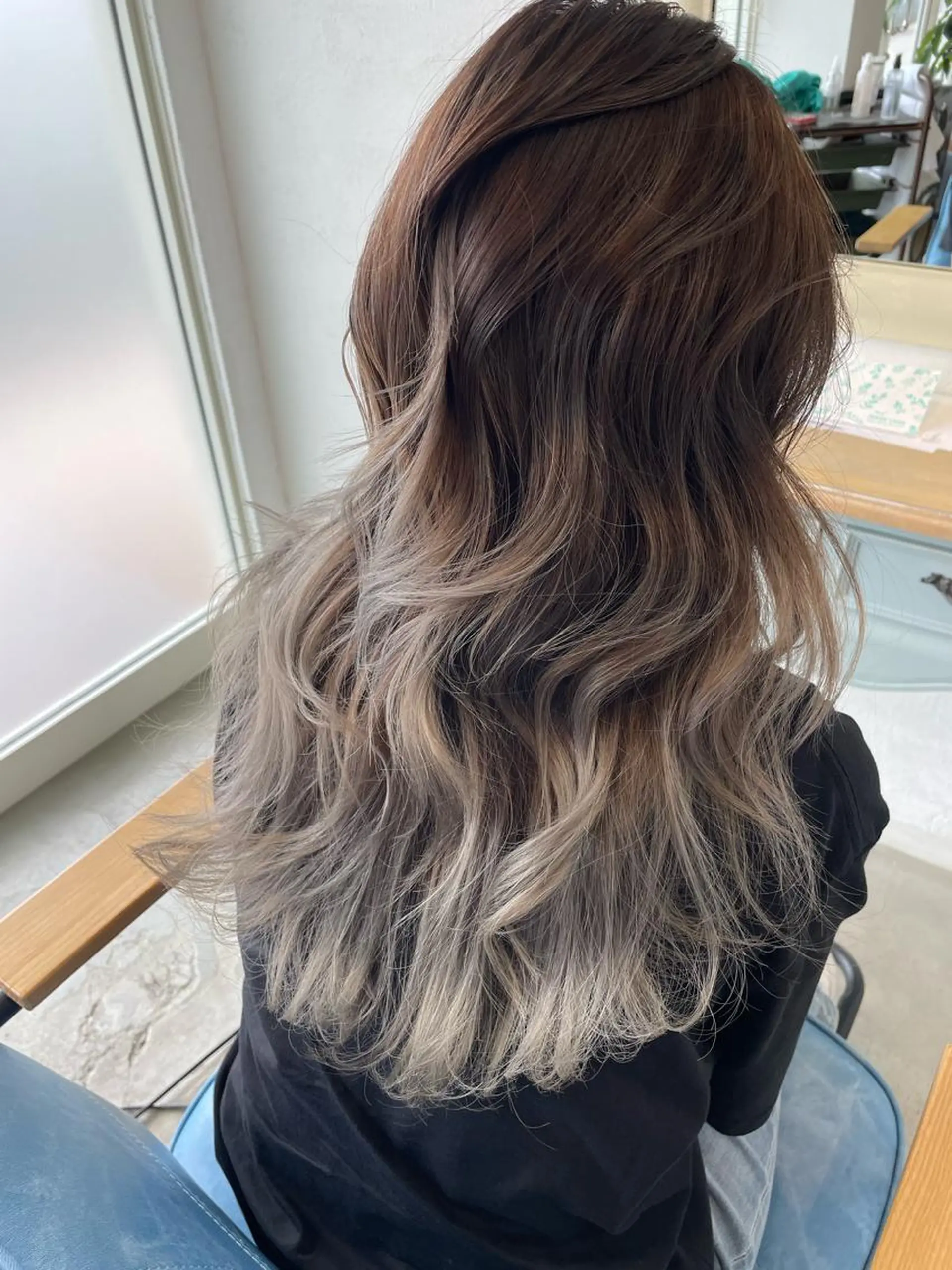 ロング カラー バレイヤージュ レイヤーカット 錦 茉李のヘアスタイル