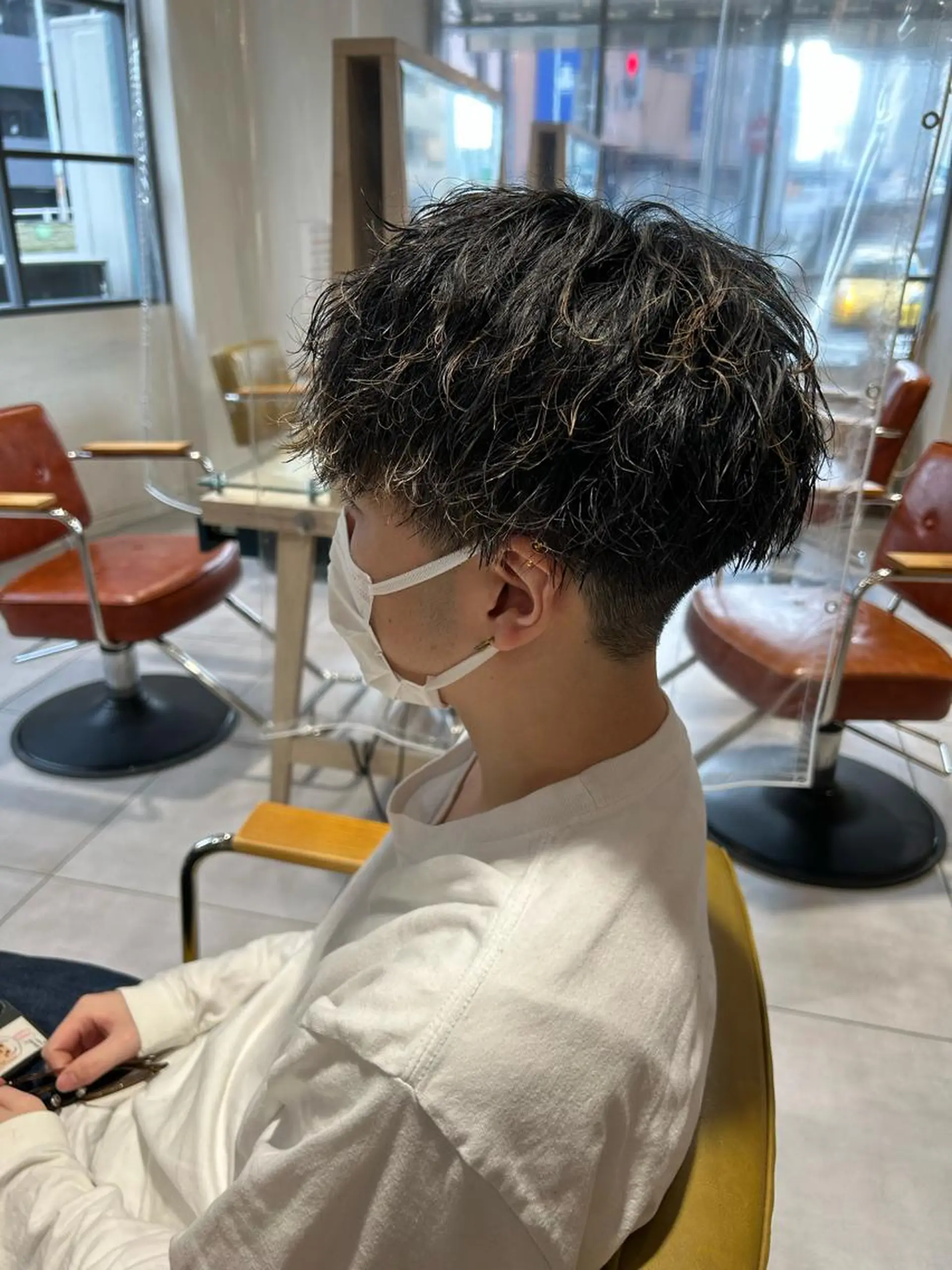 パーマ メンズ マッシュ メンズパーマ 波巻きパーマ 関口 桃花🌷 暖色カラーのヘアスタイル