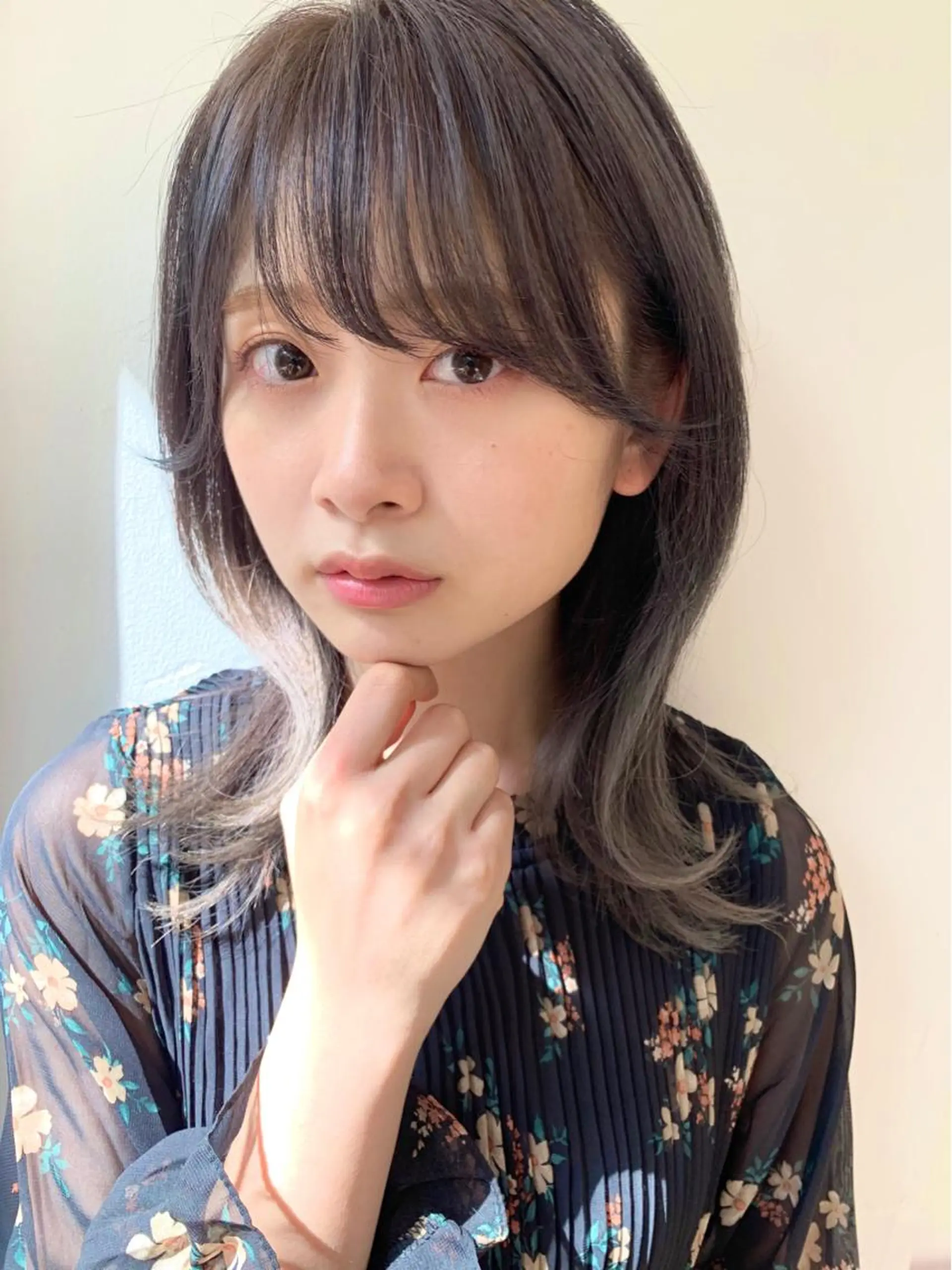 セミロング カラー グレージュ レイヤーカット ヘアカラー chama レイヤーカットのヘアスタイル