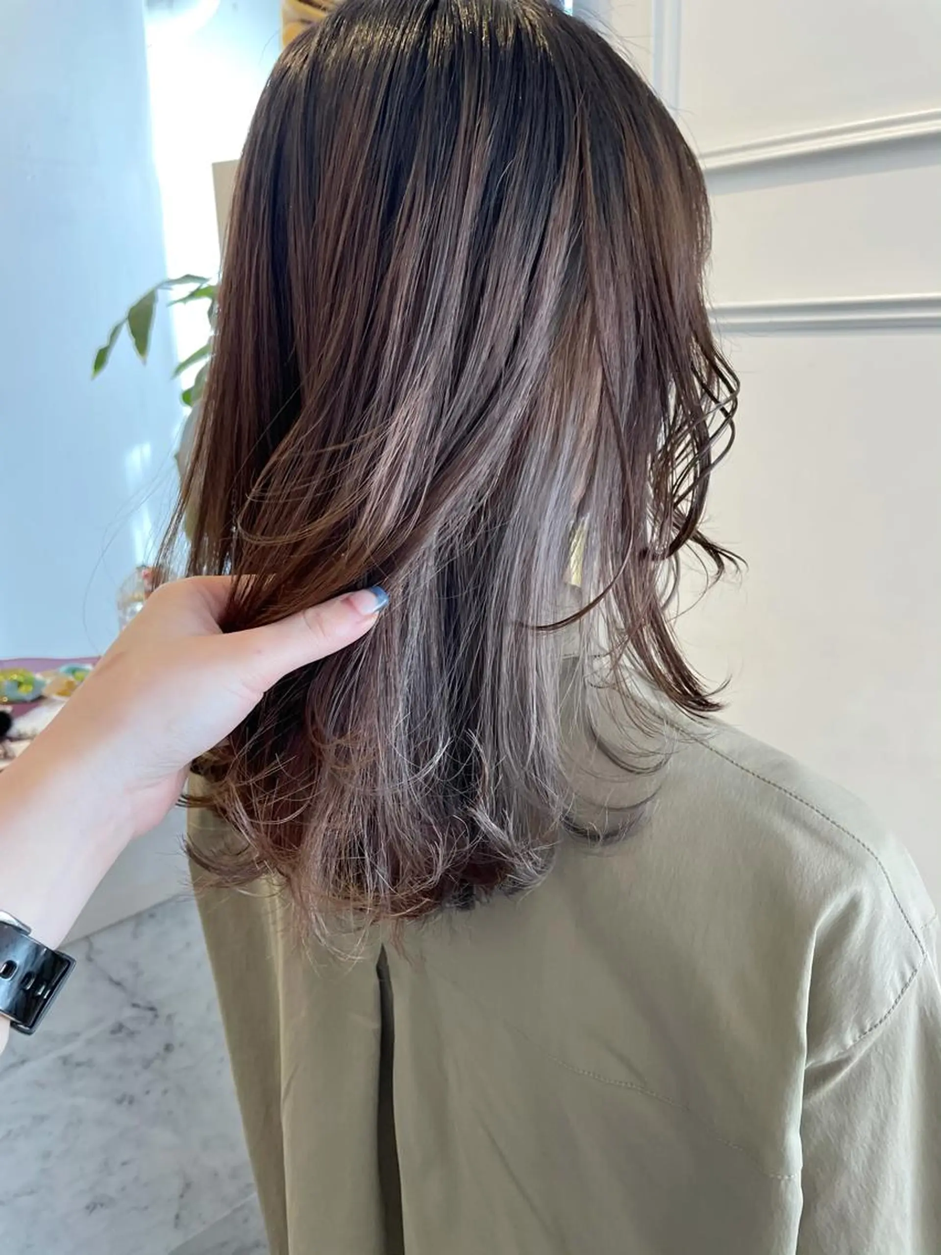 セミロング カラー 安藤 佑衣のヘアスタイル