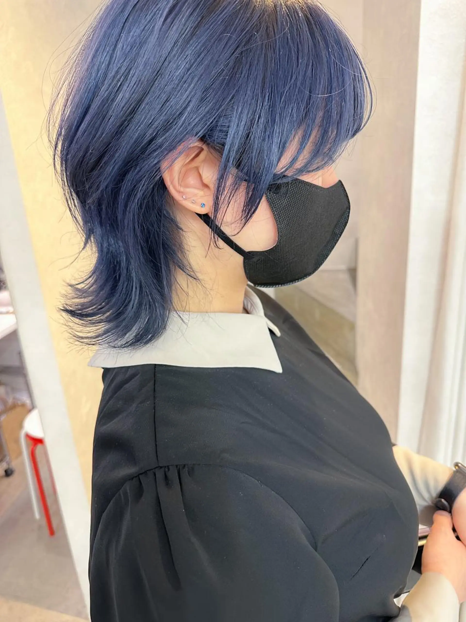 ミディアム カラー 黒髪 ブリーチ ブルーカラー ブルーブラック エドルカラー カット ヘアカラー BOX mico.のヘアスタイル